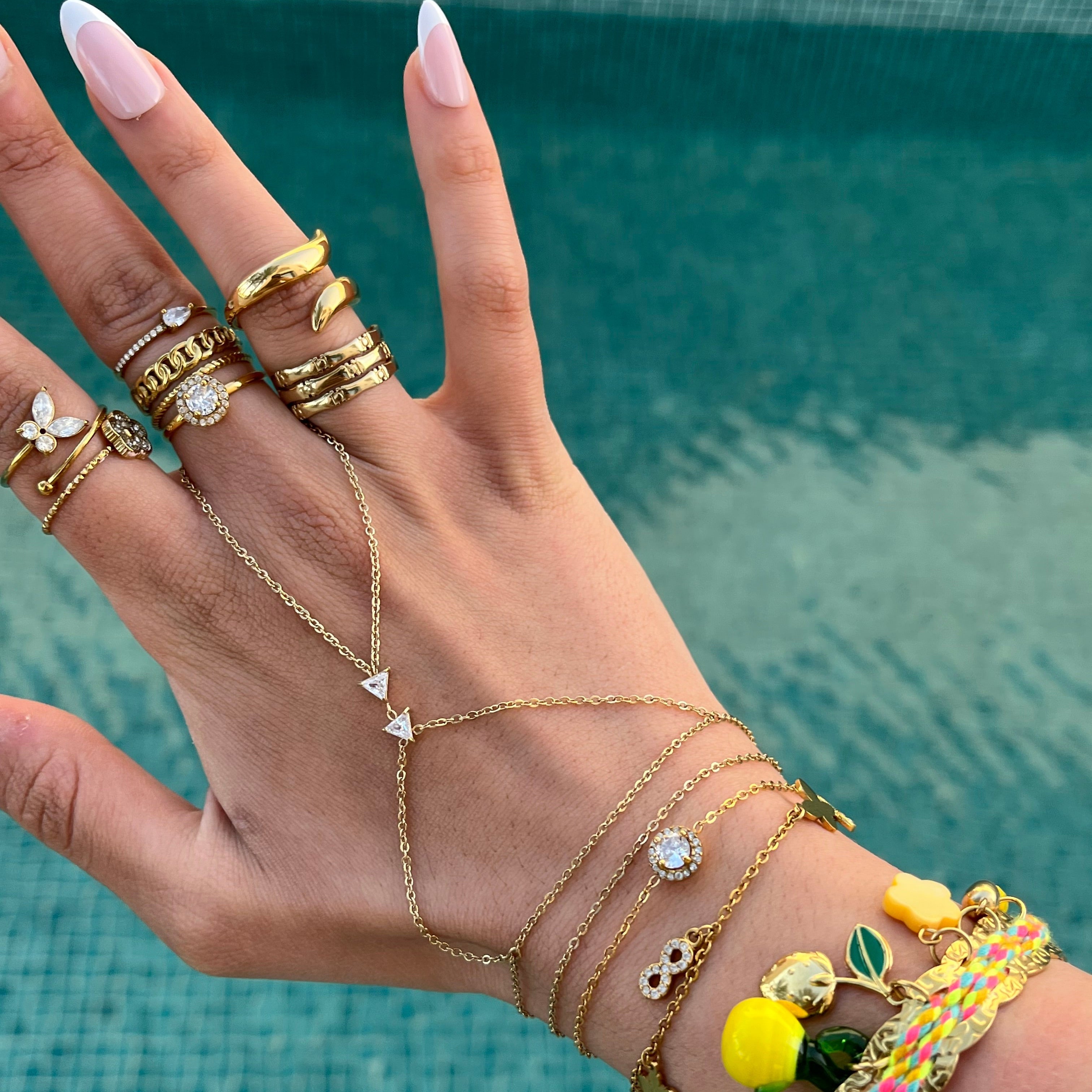 Chaîne de main femme : pourquoi ce bijou est devenu un indispensable du quotidien