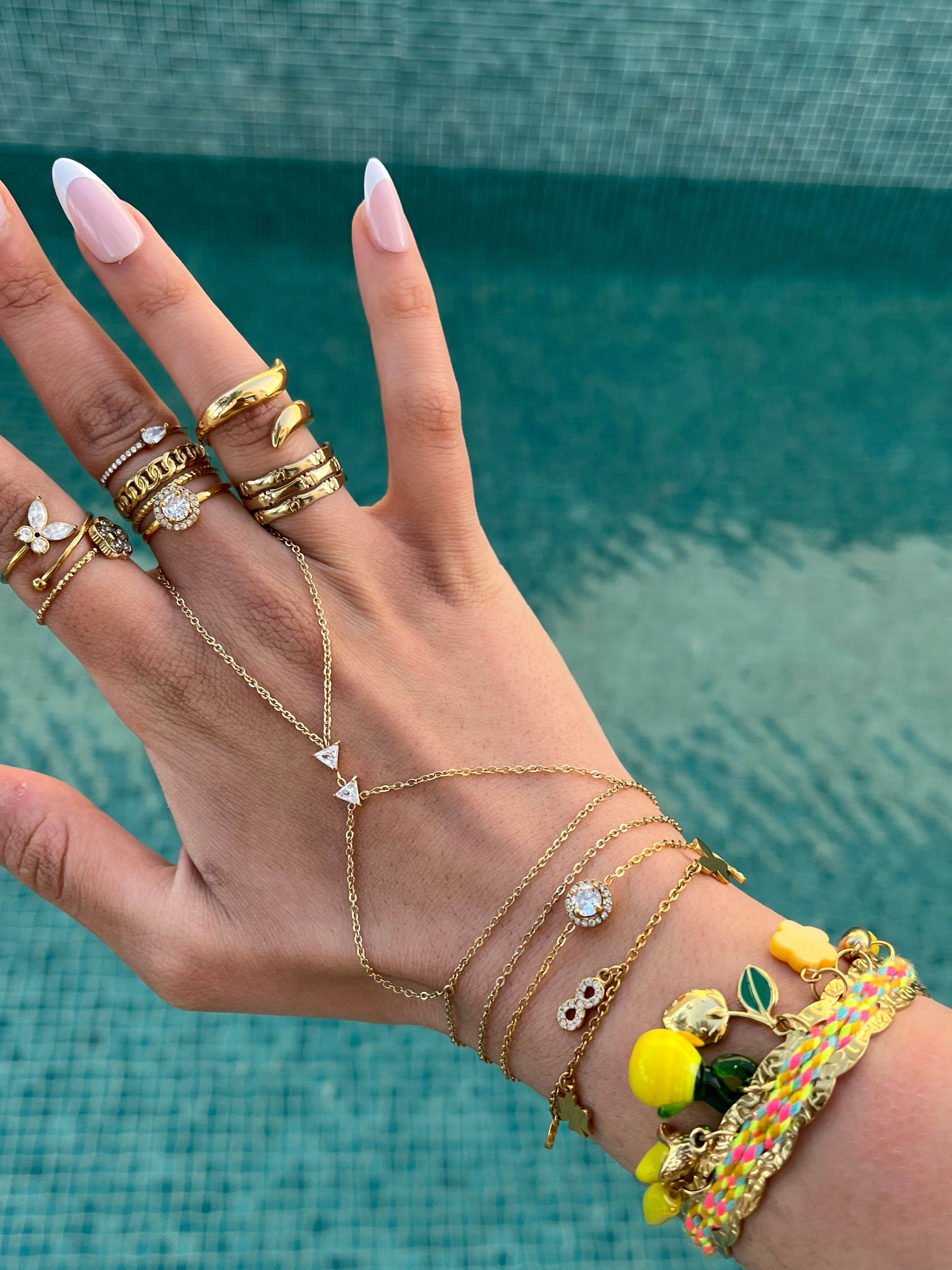 Chaîne de main femme : pourquoi ce bijou est devenu un indispensable du quotidien