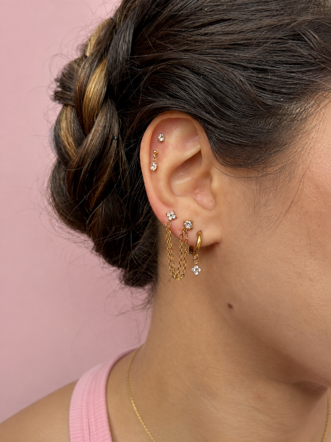 Boucles d'oreilles créoles Blue portées, bijou en acier inoxydable doré femme