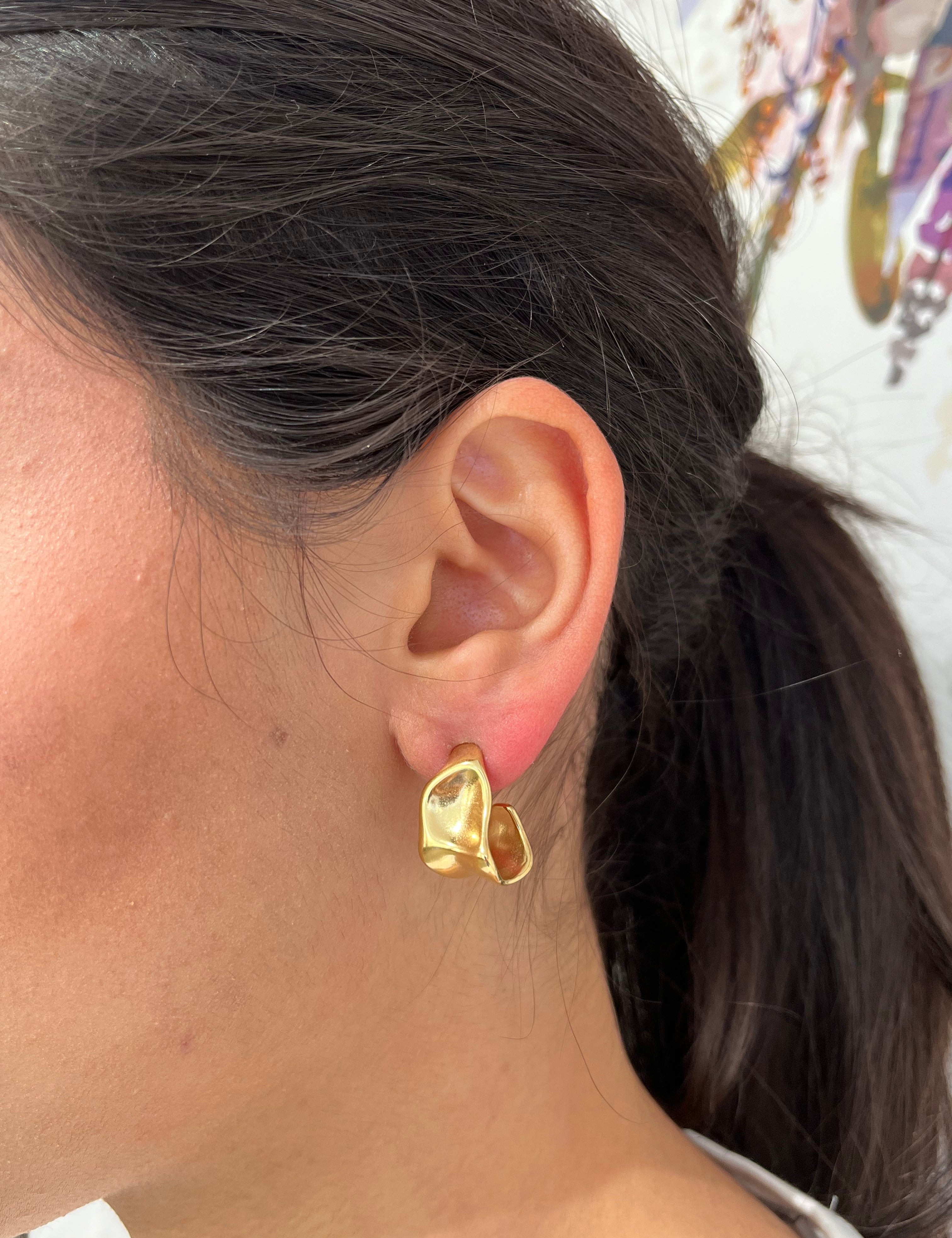 Boucles Satellites dorées aux formes organiques portées à l'oreille - Ordiajade