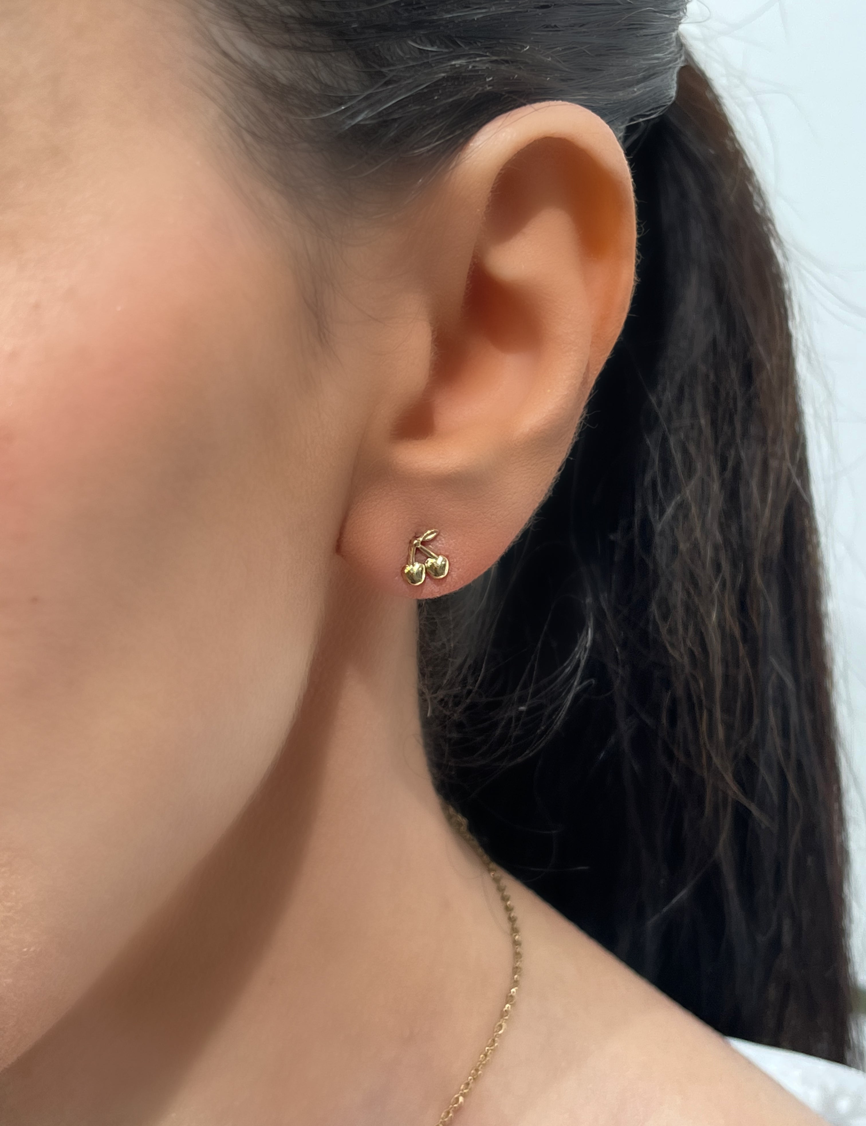 Boucles Cherry, puces dorées en forme de cerises portées à l'oreille - Ordiajade