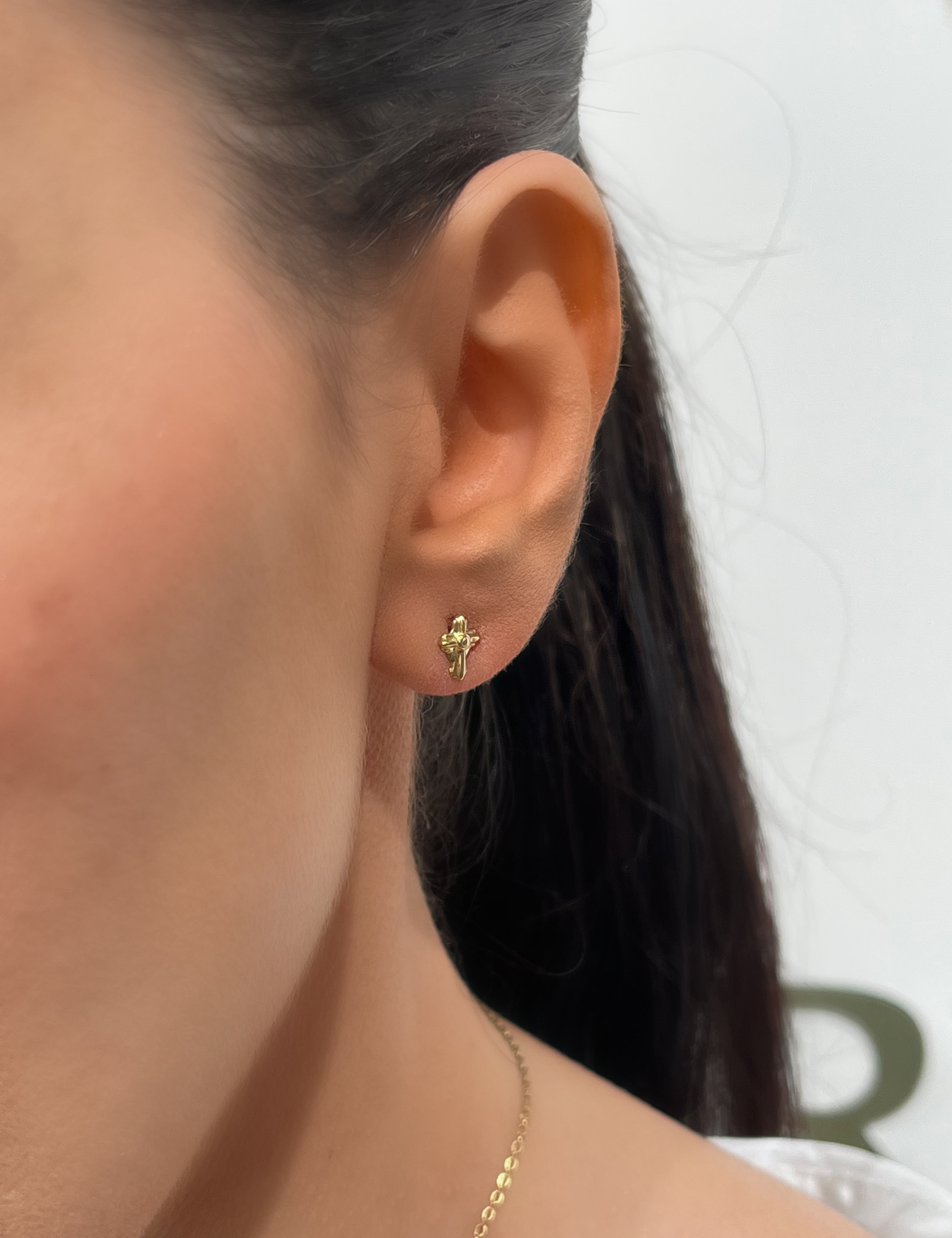 Boucles d'oreilles Croix God, petites puces croix dorées portées à l'oreille - Ordiajade