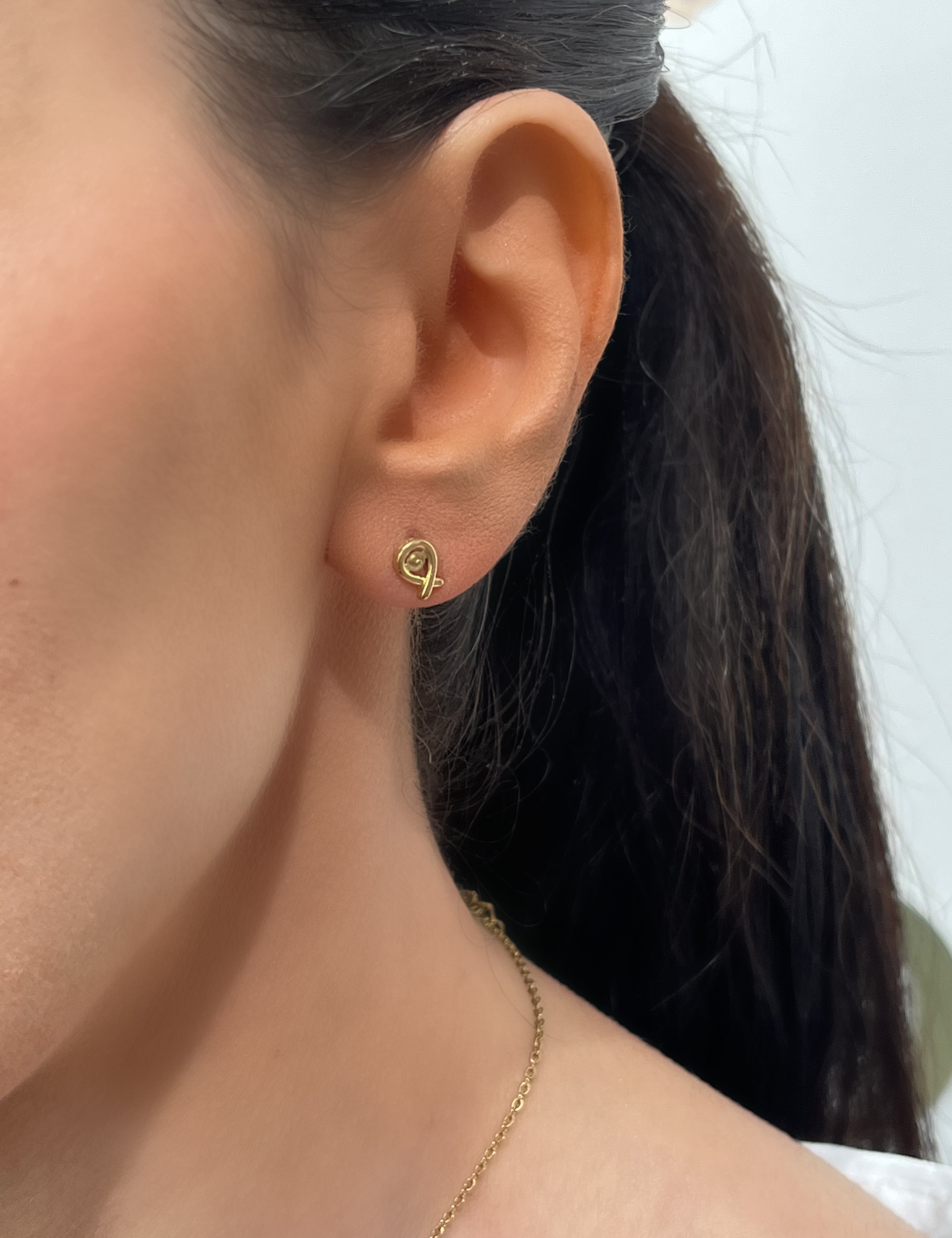 Boucles d'oreilles Danielle, puces en fil doré autour d'une bille, portées à l'oreille - Ordiajade
