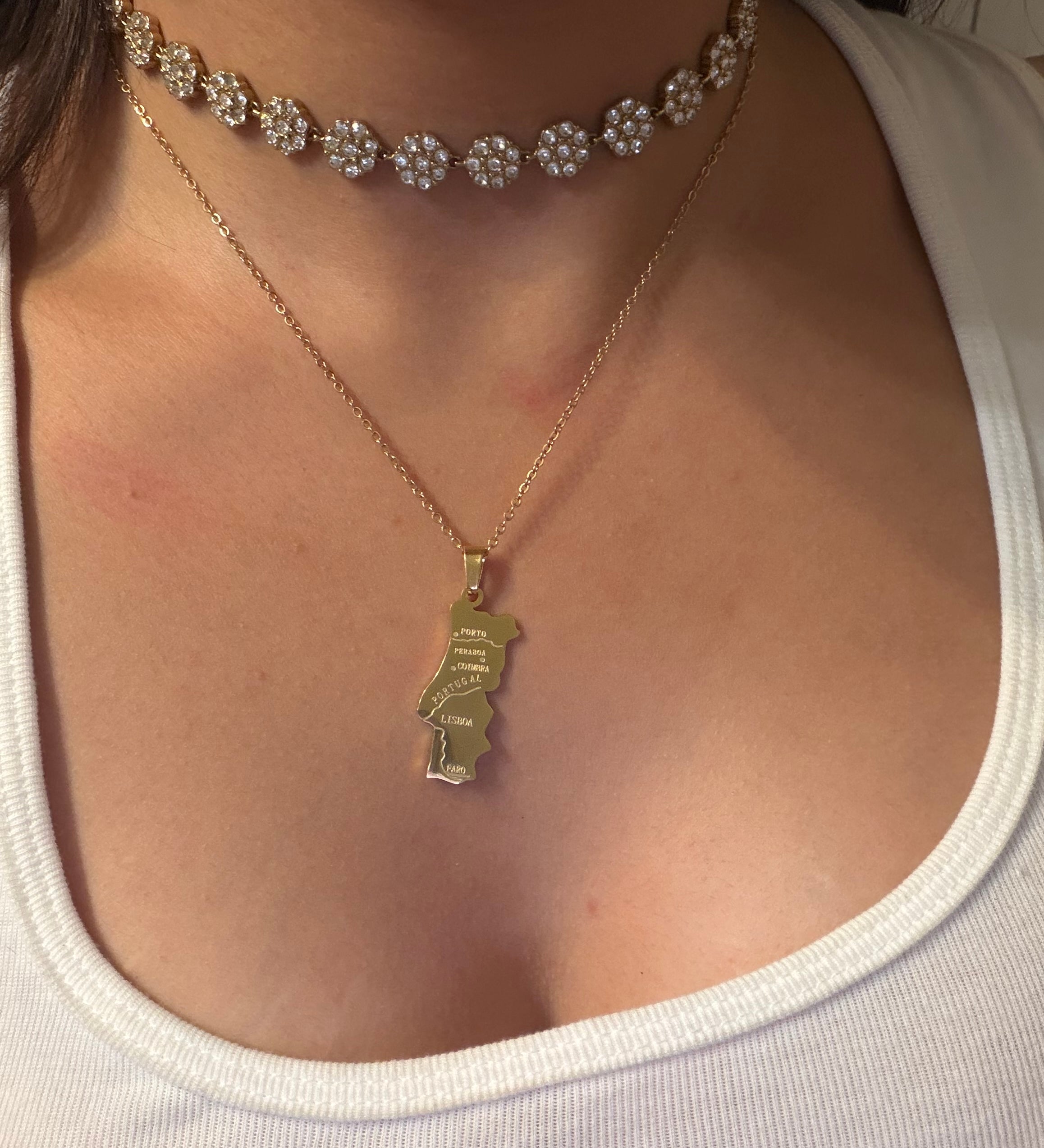 Collier Portugal en acier inoxydable doré porté au cou - Ordiajade