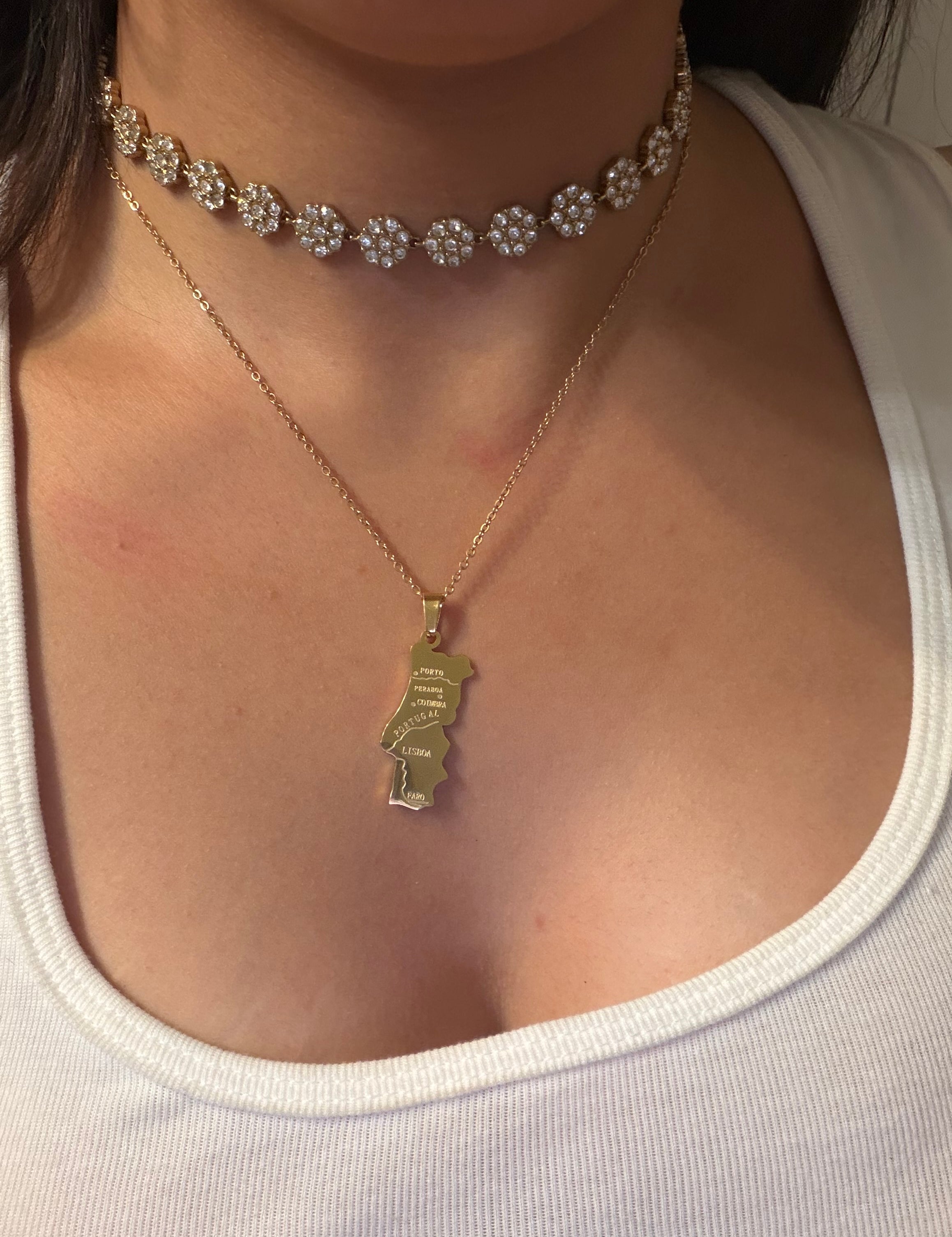 Collier Portugal en acier inoxydable doré porté au cou - Ordiajade