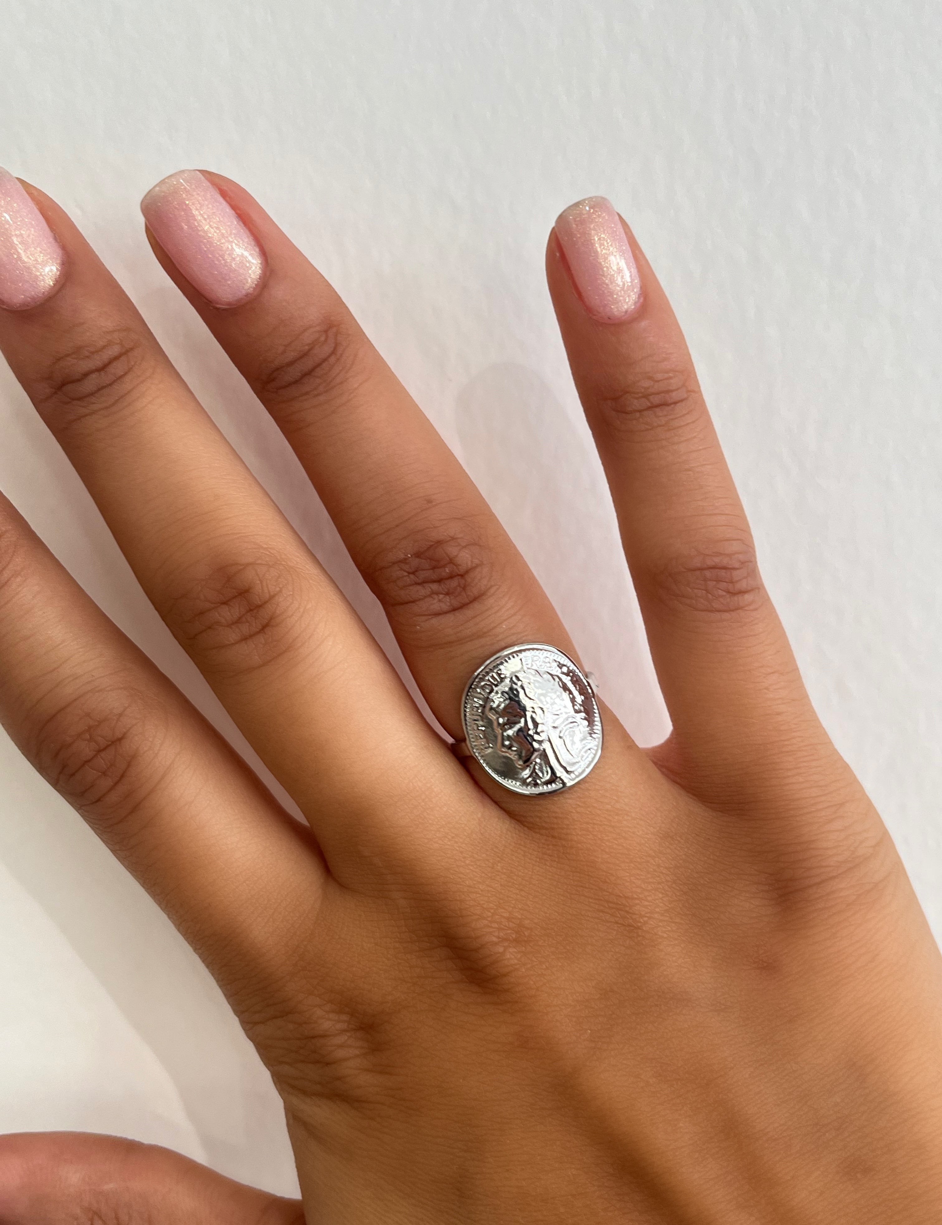Bague Pièce argentée à pièce gravée portée au doigt - Ordiajade