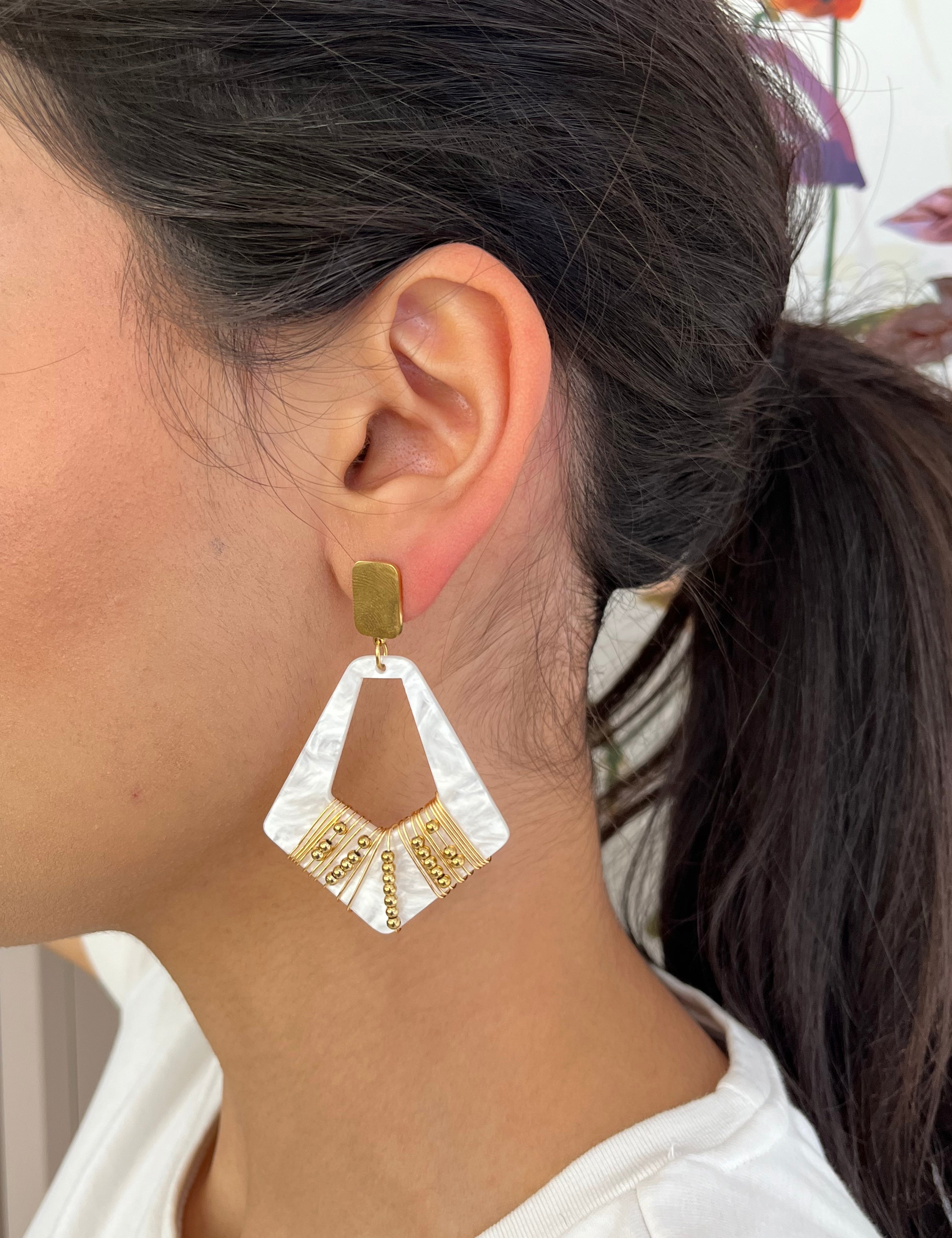 Boucles Giag pendantes, forme géométrique ajourée blanche et puce carrée dorée, portées - Ordiajade