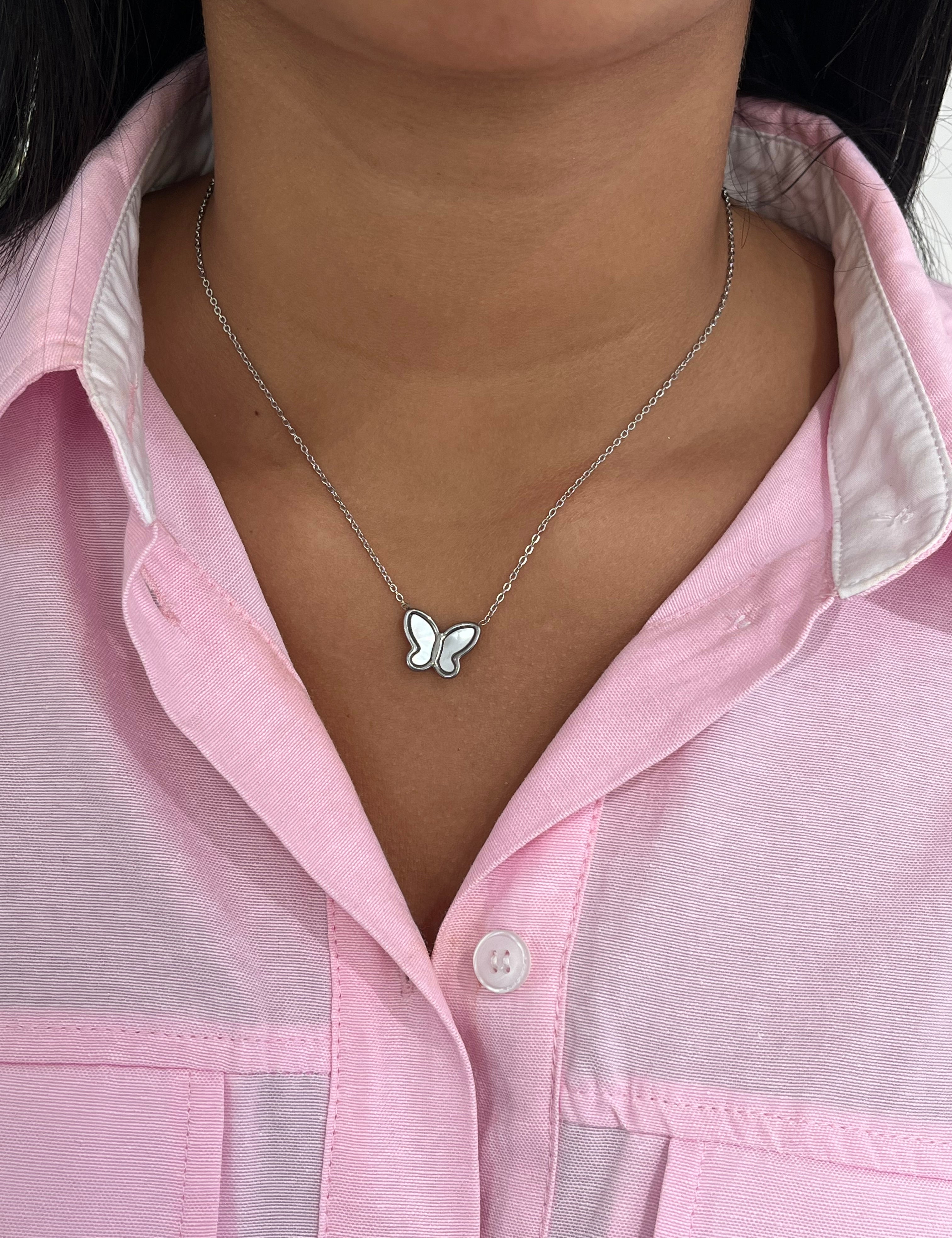 Collier Papillona argenté à petit papillon porté au cou - Ordiajade