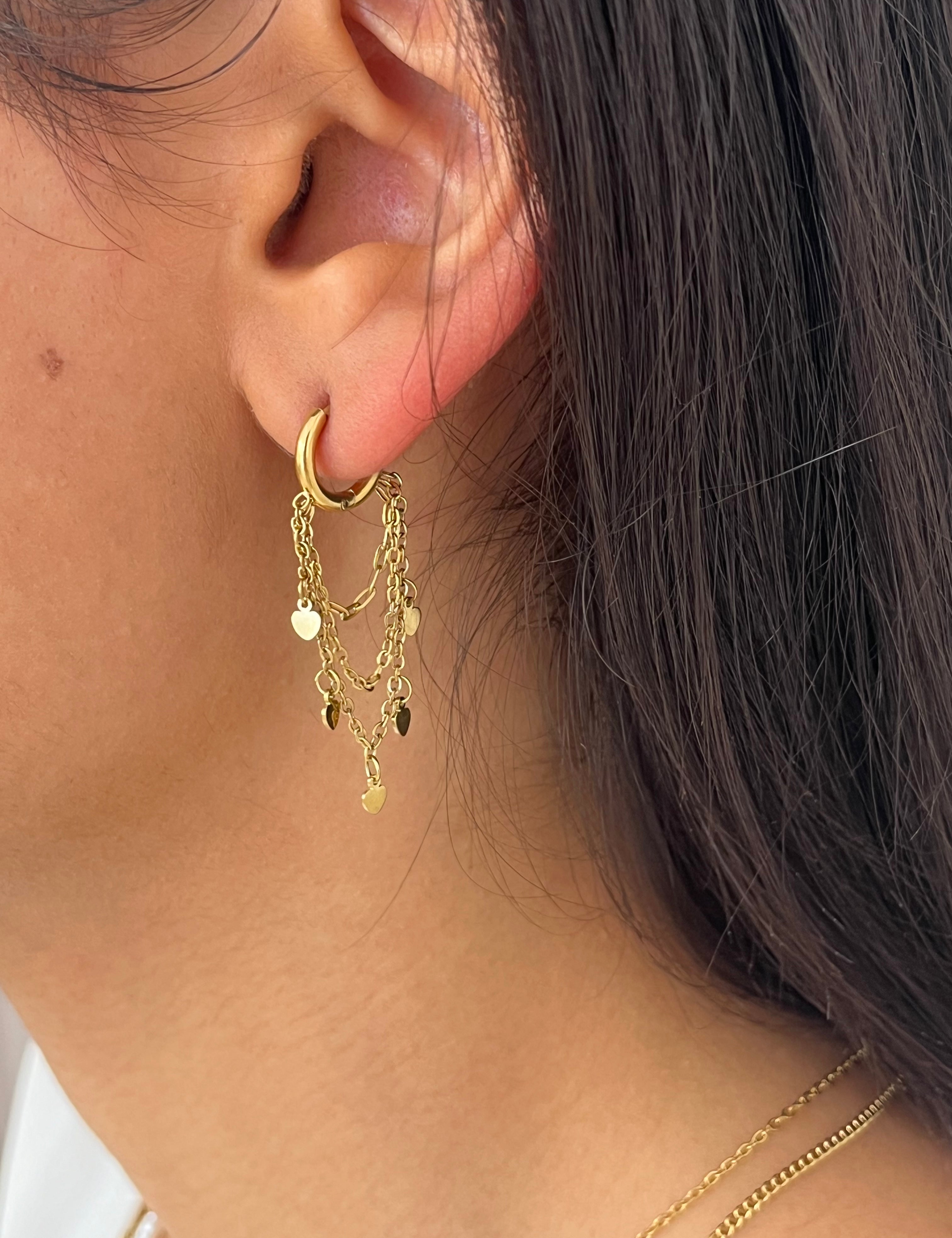 Boucles Sage, petites créoles dorées à chaînettes et breloques pendantes, portées - Ordiajade