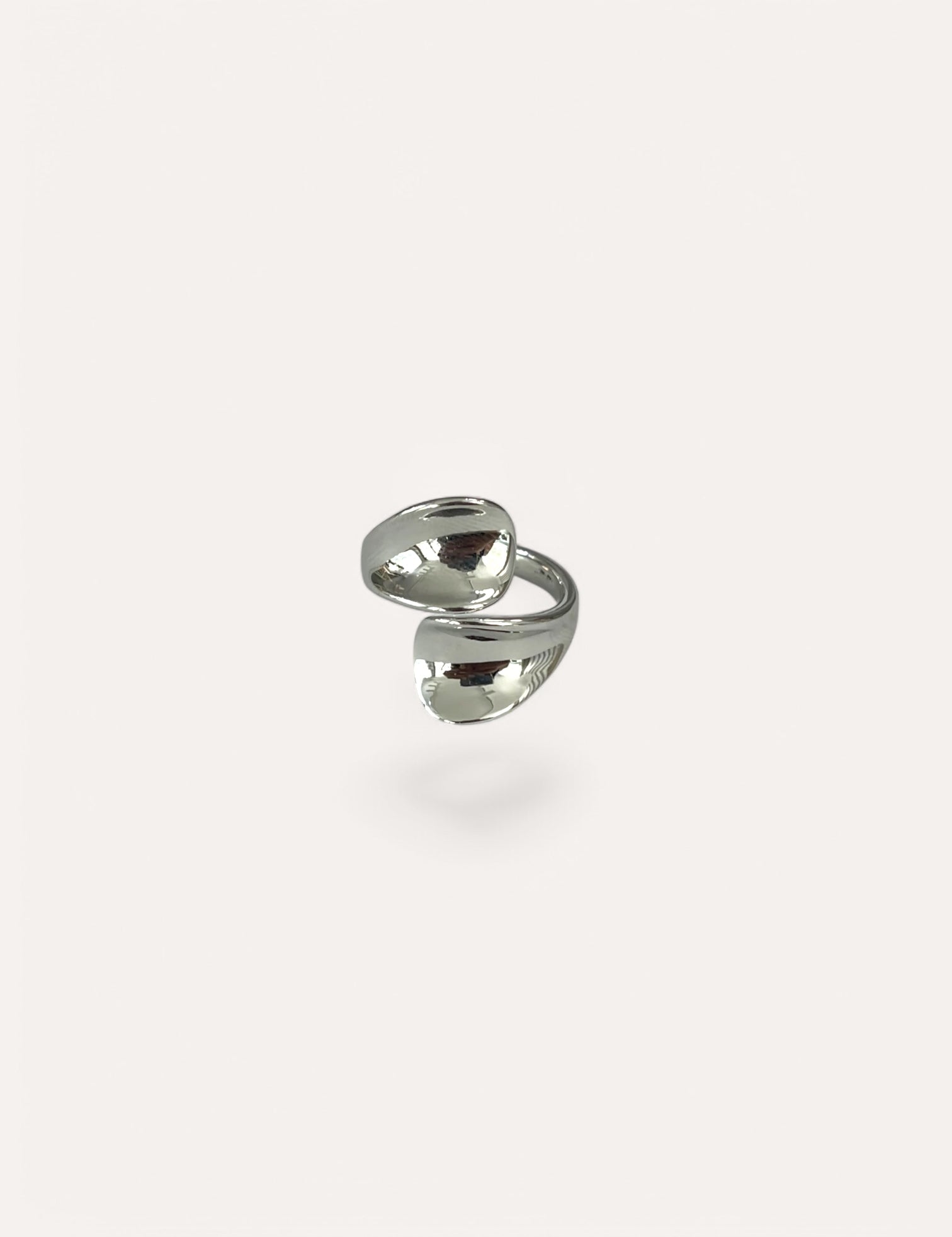 Bague Nua argentée ouverte aux extrémités polies qui se font face, sur fond clair - Ordiajade