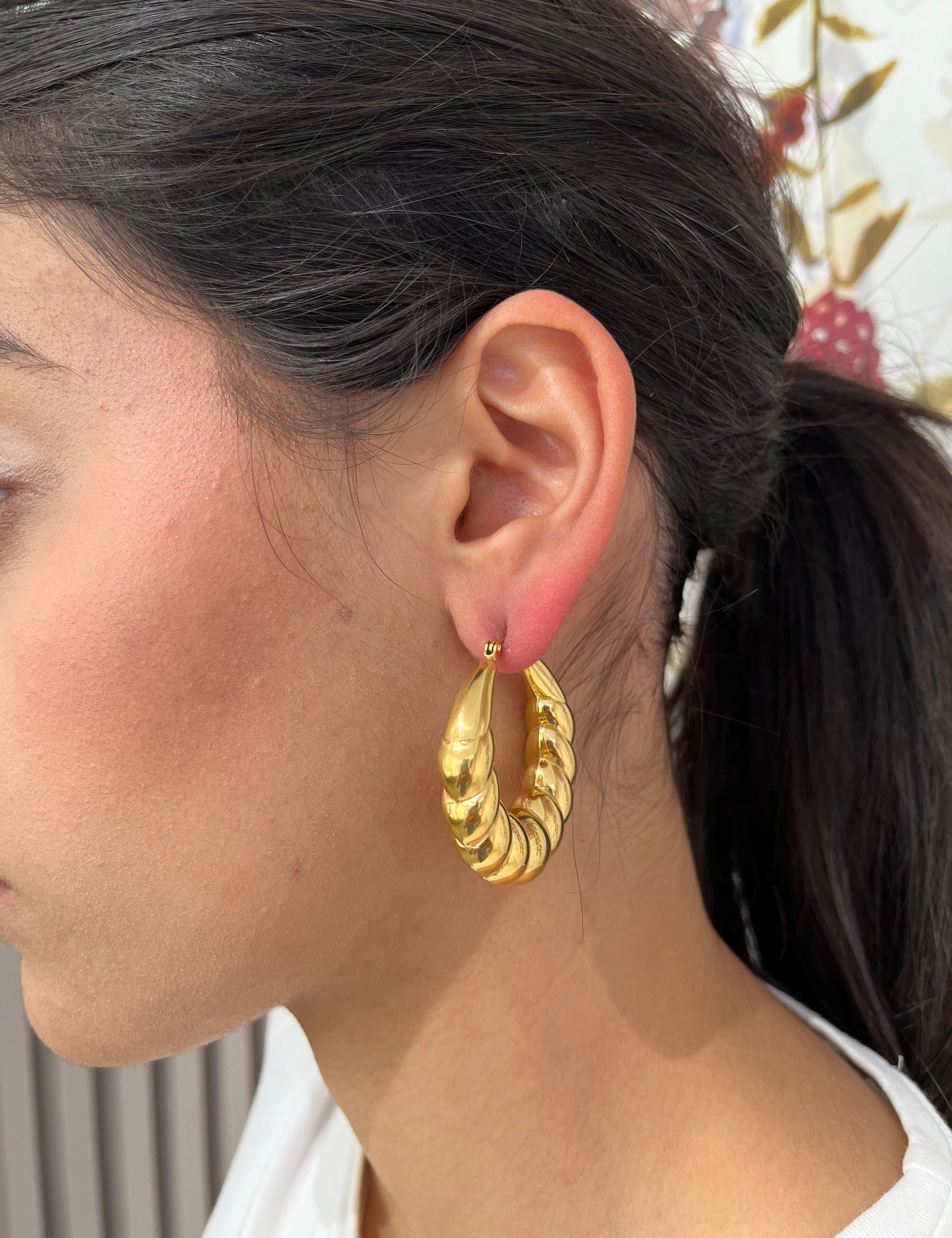 Boucles Hollywood, créoles dorées épaisses et striées portées à l'oreille - Ordiajade