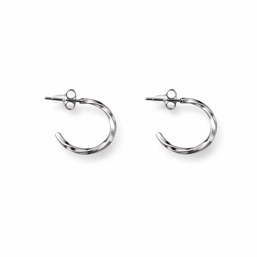 Boucles d'oreilles Sianna argentées, demi-créoles au relief ondulé, sur fond blanc - Ordiajade