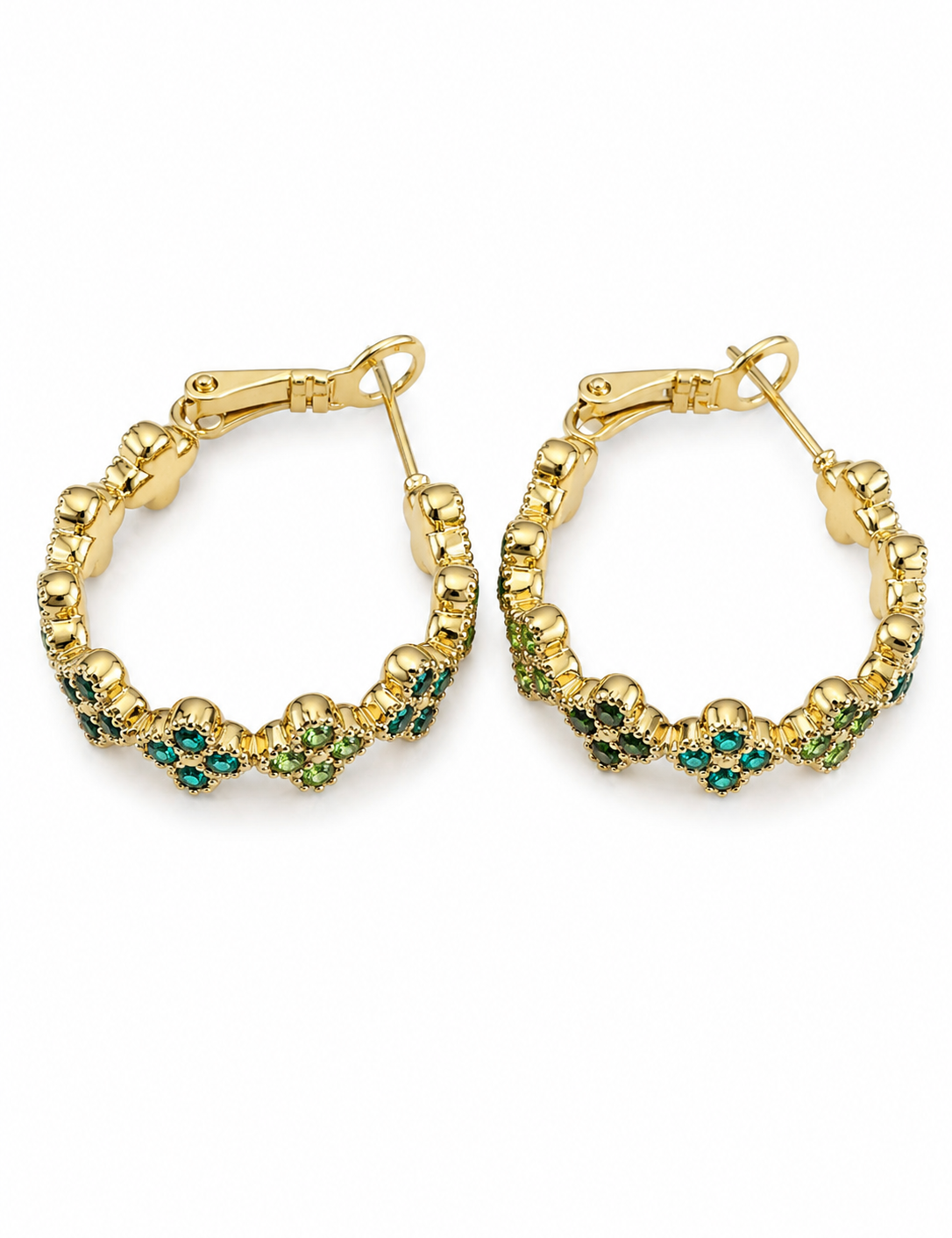 Boucles d'oreilles Green, créoles dorées à trèfles sertis de cristaux vert émeraude, sur fond blanc - Ordiajade