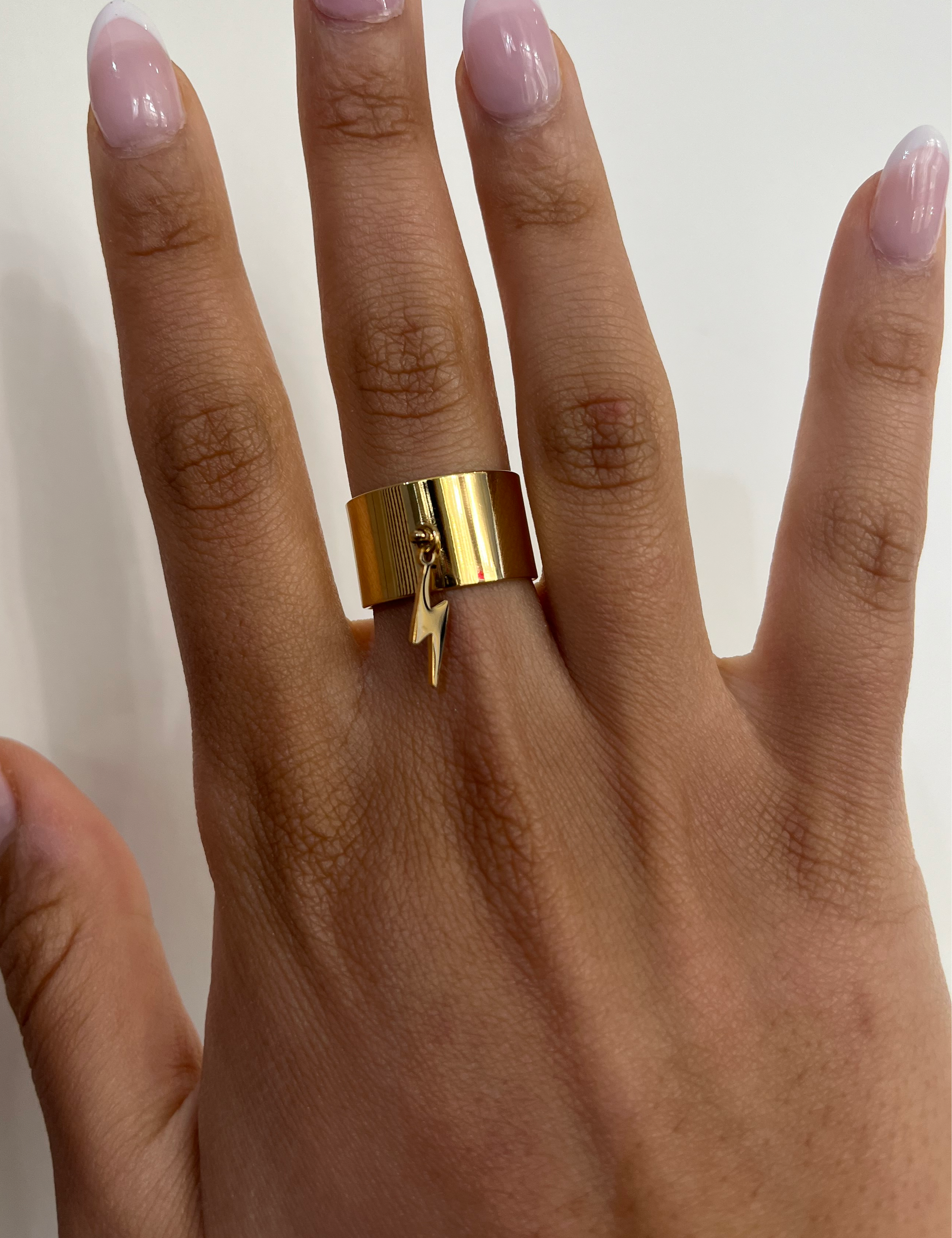Bague Foudre dorée large à breloque éclair portée au doigt - Ordiajade
