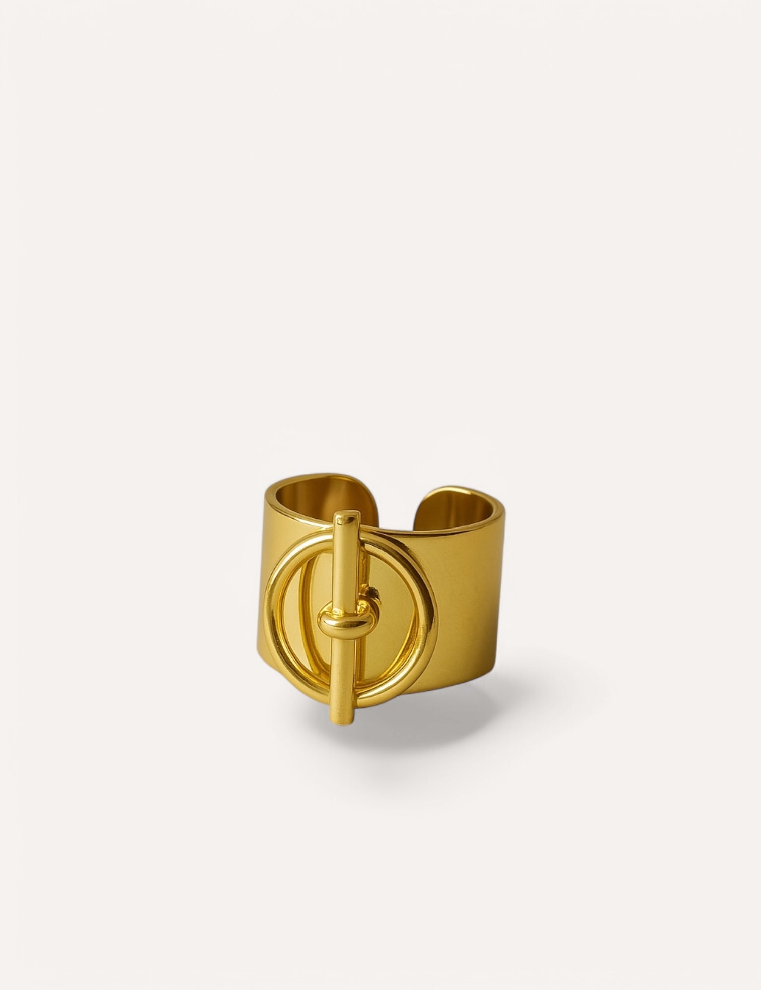 Bague Rayon dorée large à anneau traversé d'une barre, sur fond clair - Ordiajade