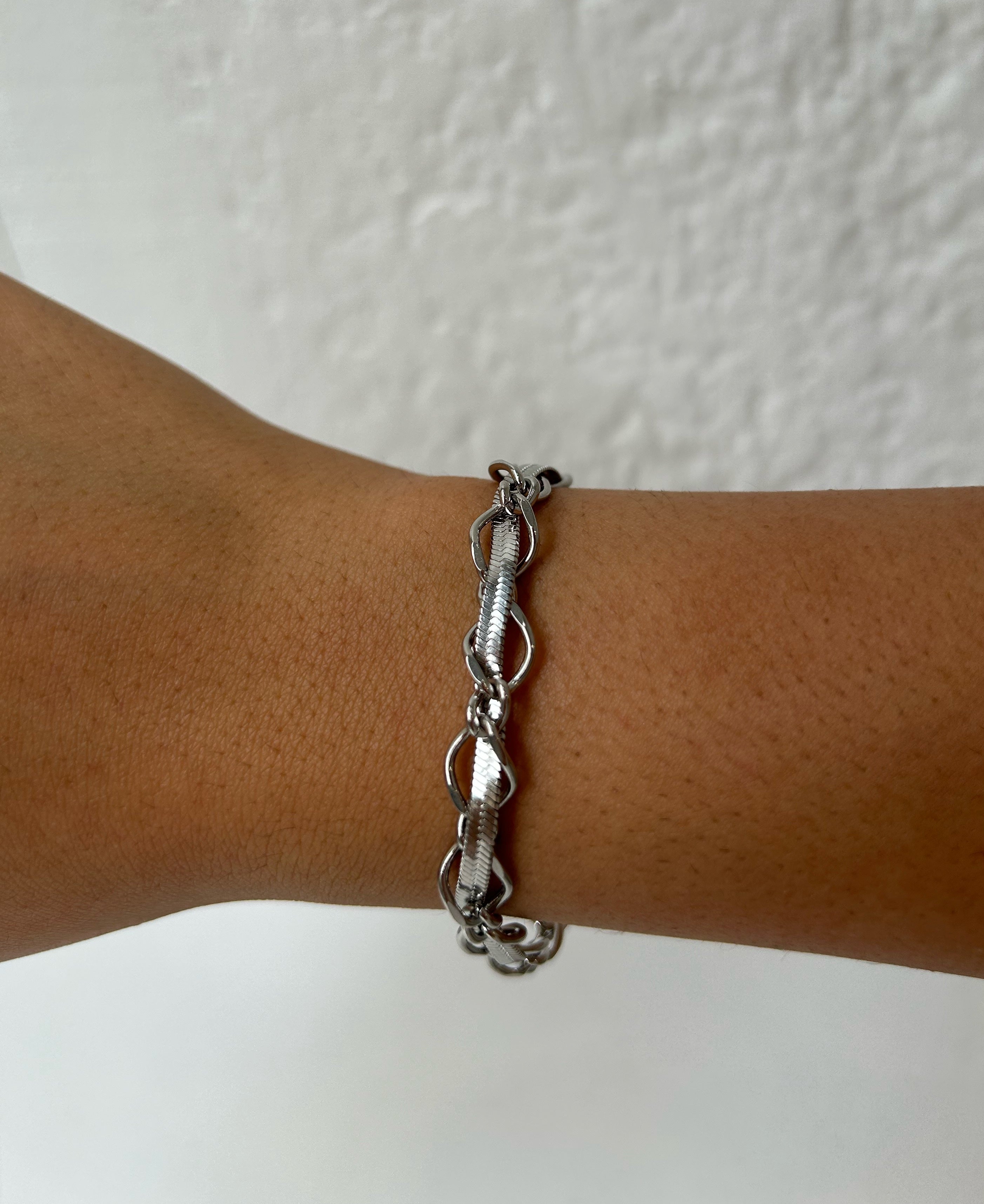 Bracelet Enlacer argenté à maillons ovales entrelacés porté au poignet - Ordiajade