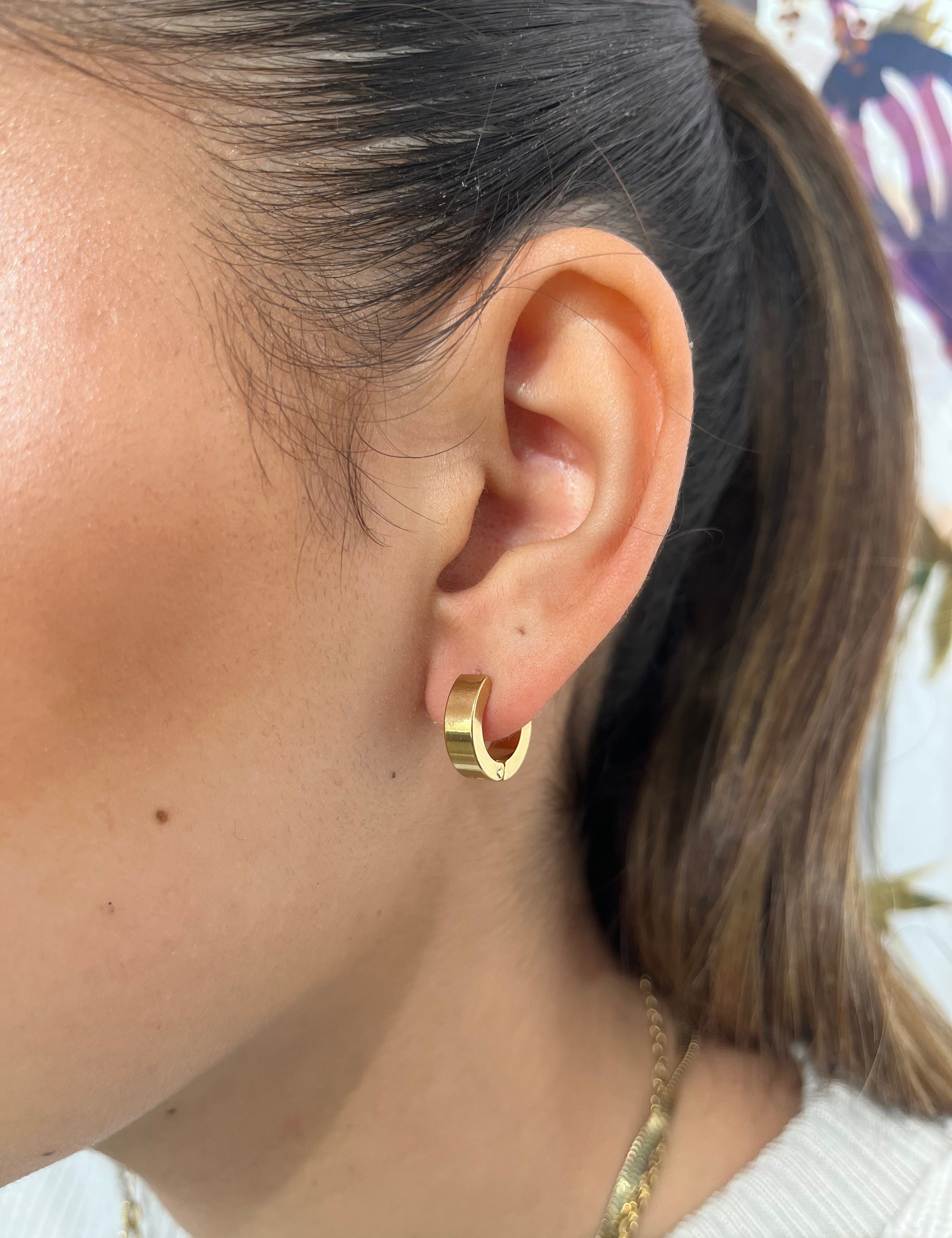 Boucles d'oreilles Merve, petites créoles dorées larges et lisses portées à l'oreille - Ordiajade