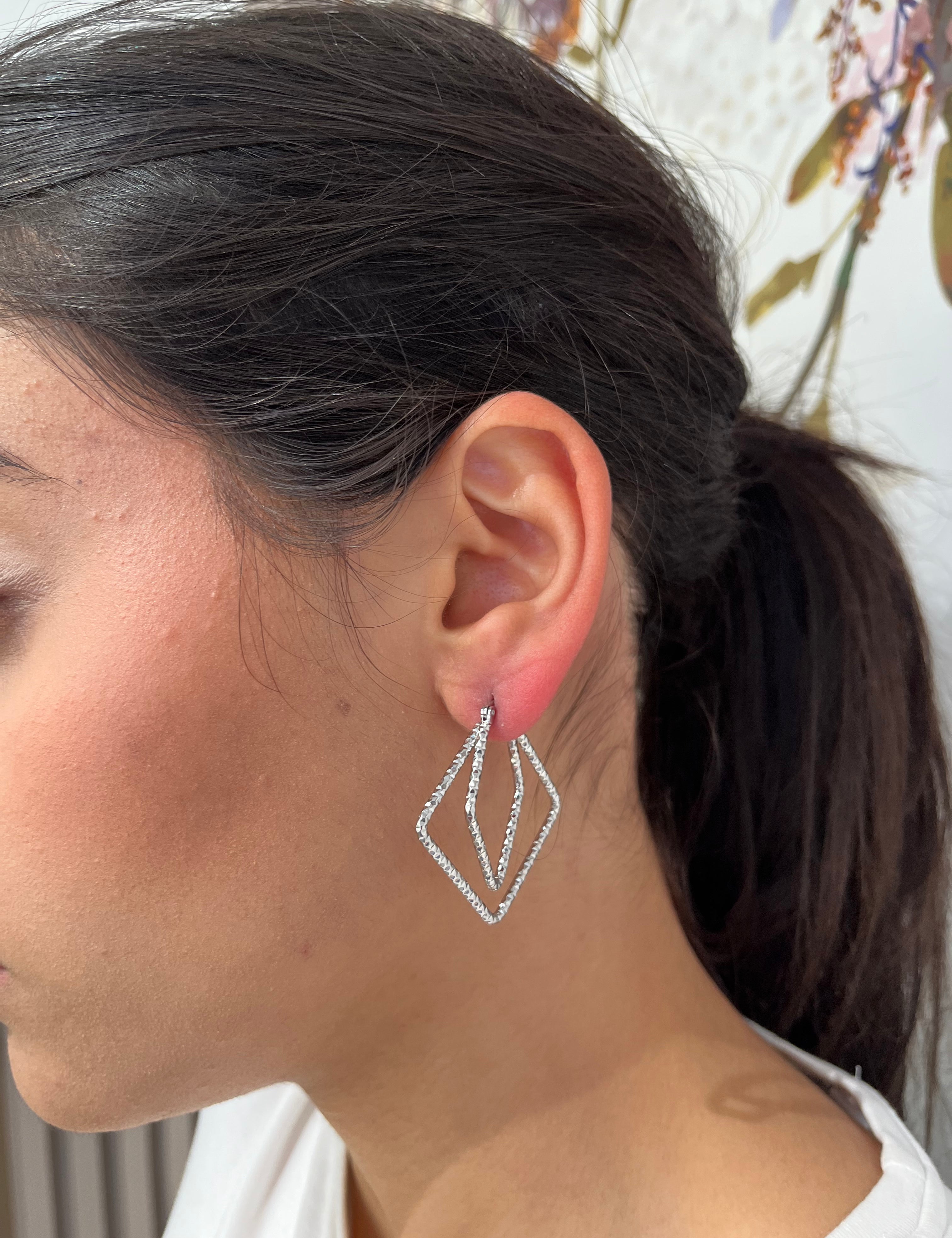 Boucles Vérone argentées en double losange de fil texturé, portées à l'oreille - Ordiajade