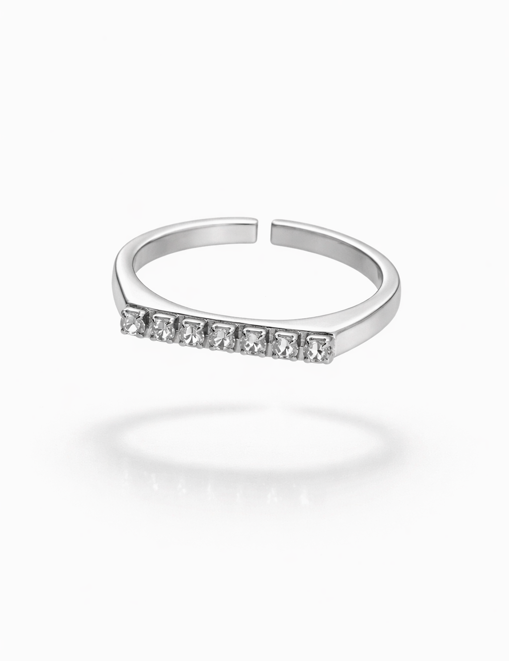 Bague Magic argentée ouverte à rangée de strass, sur fond blanc - Ordiajade