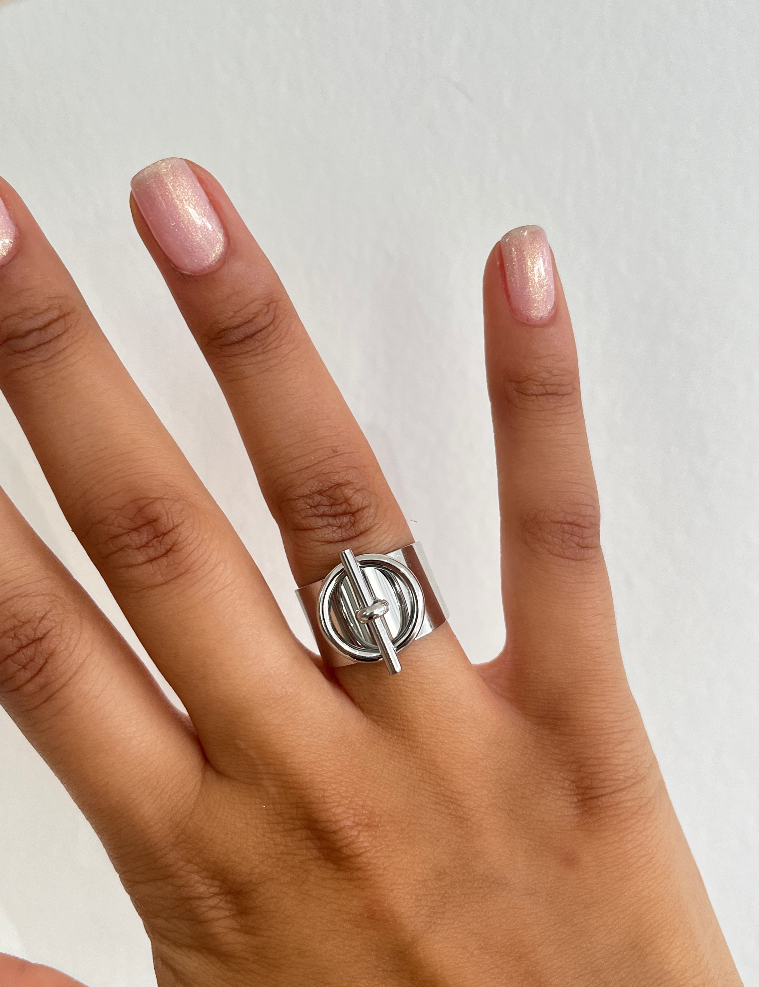 Bague Rayon argentée portée au doigt - Ordiajade