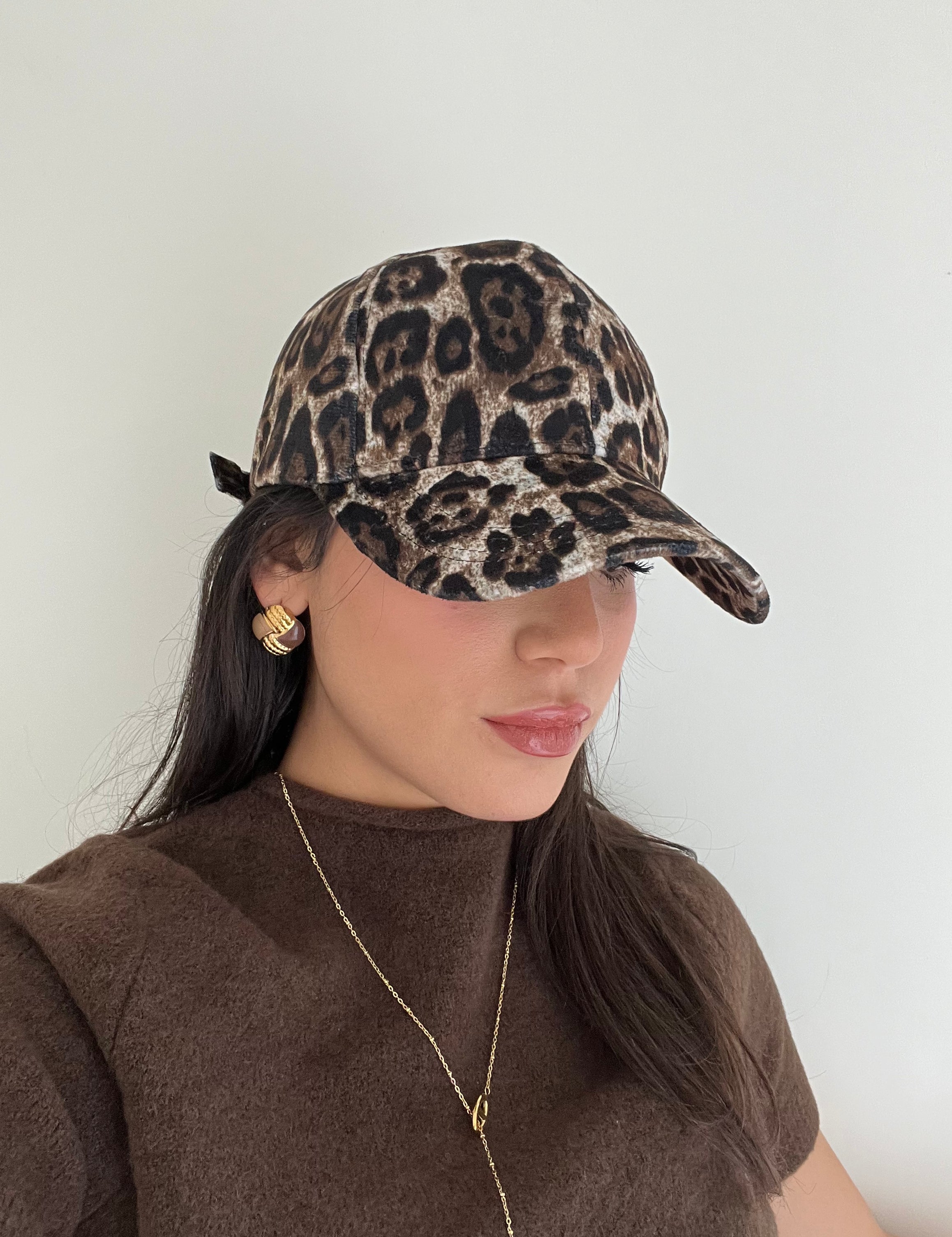 Casquette Léopard portée avec un pull marron - Ordiajade