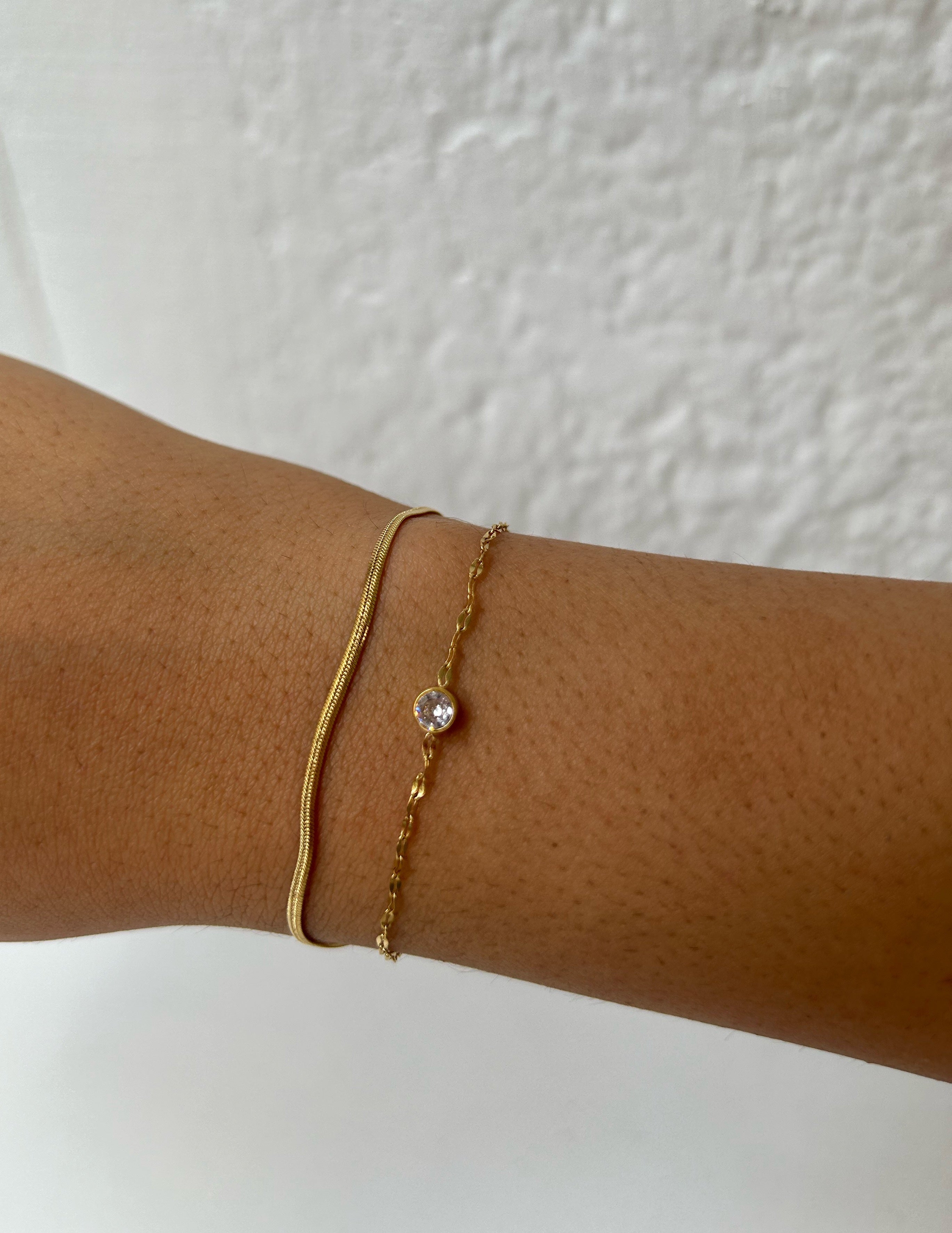 Bracelet Sweet doré à petite pierre brillante porté au poignet - Ordiajade