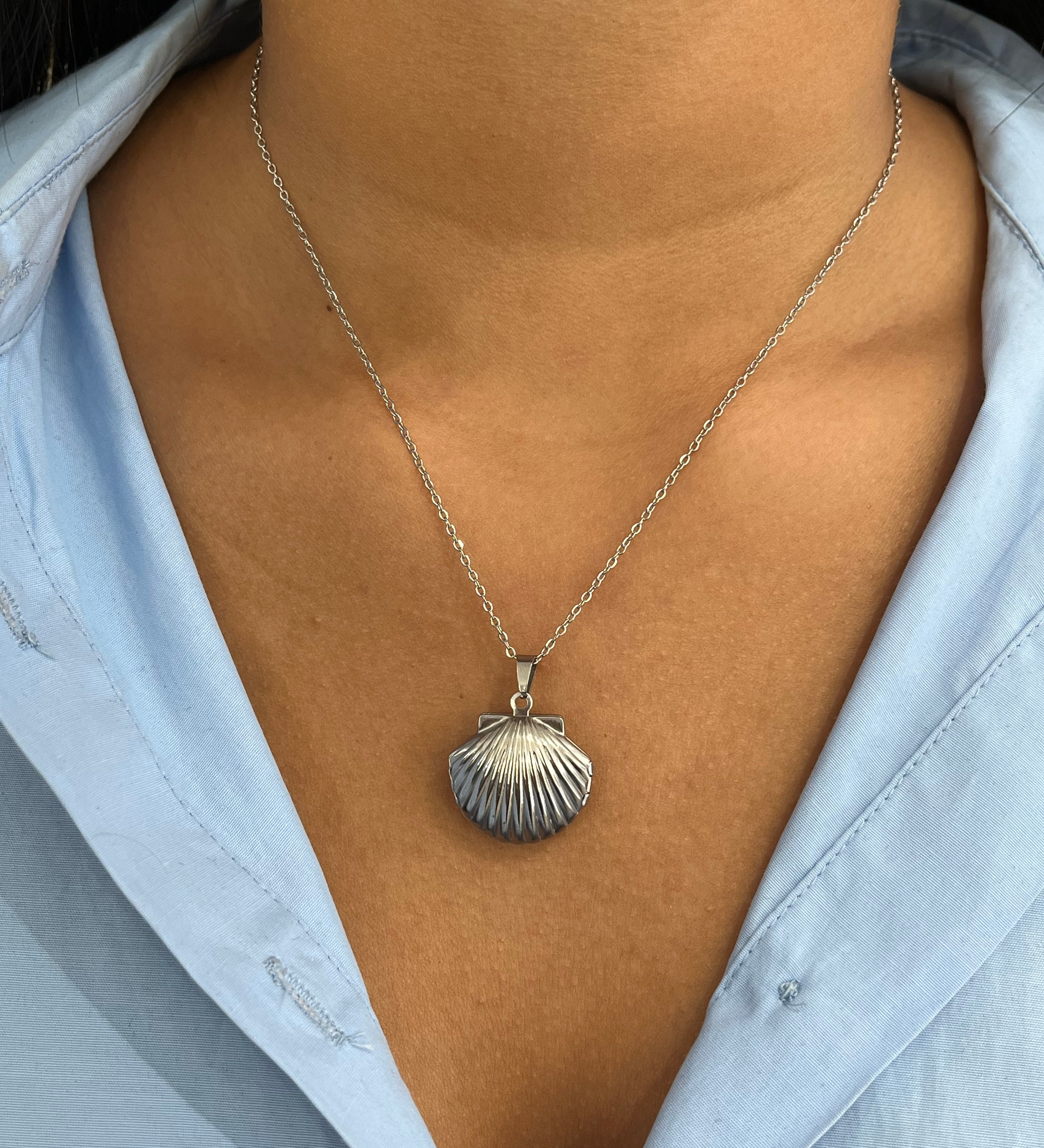 Secret Sea Necklace (You can put something in the shell 🤫)