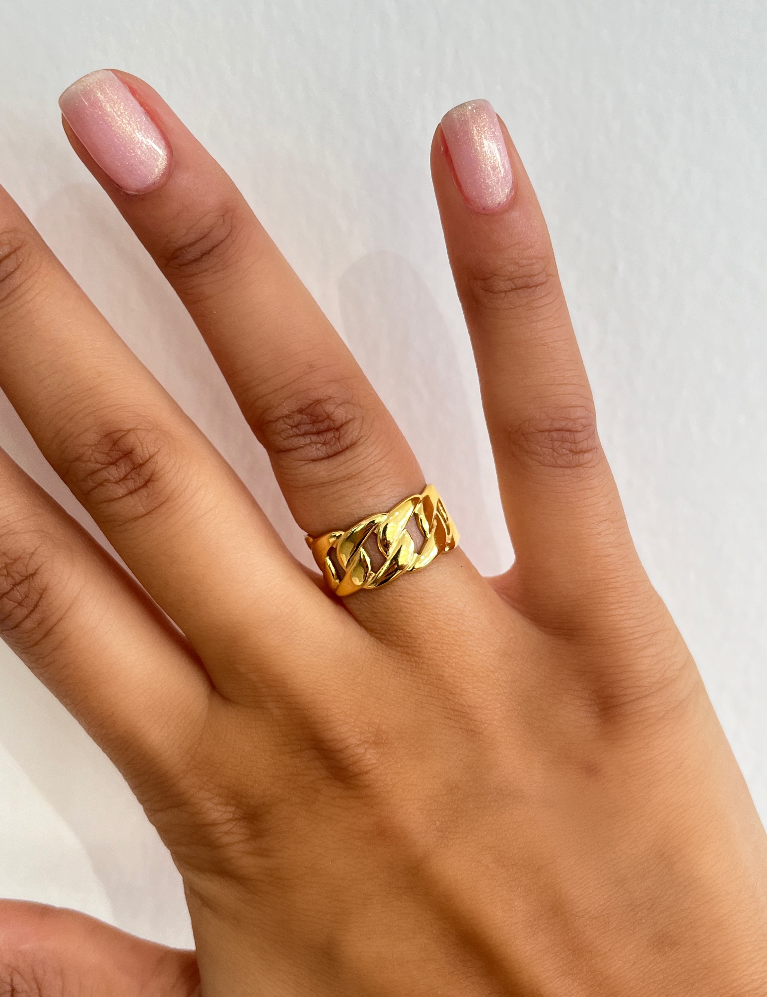 Bague Flame dorée en maillons entrelacés portée au doigt - Ordiajade