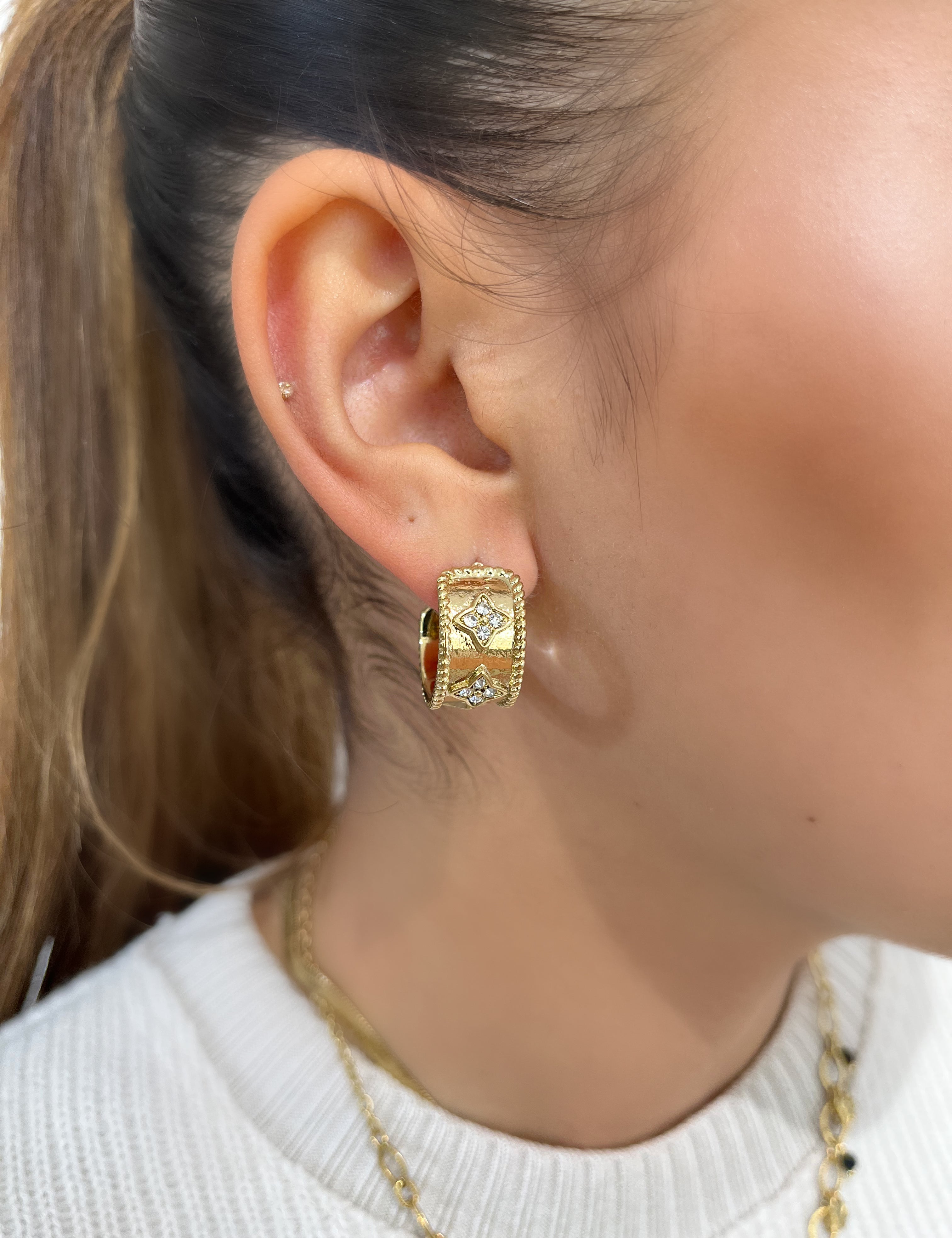Boucles Yui, créoles dorées gravées d'étoiles serties, portées à l'oreille - Ordiajade