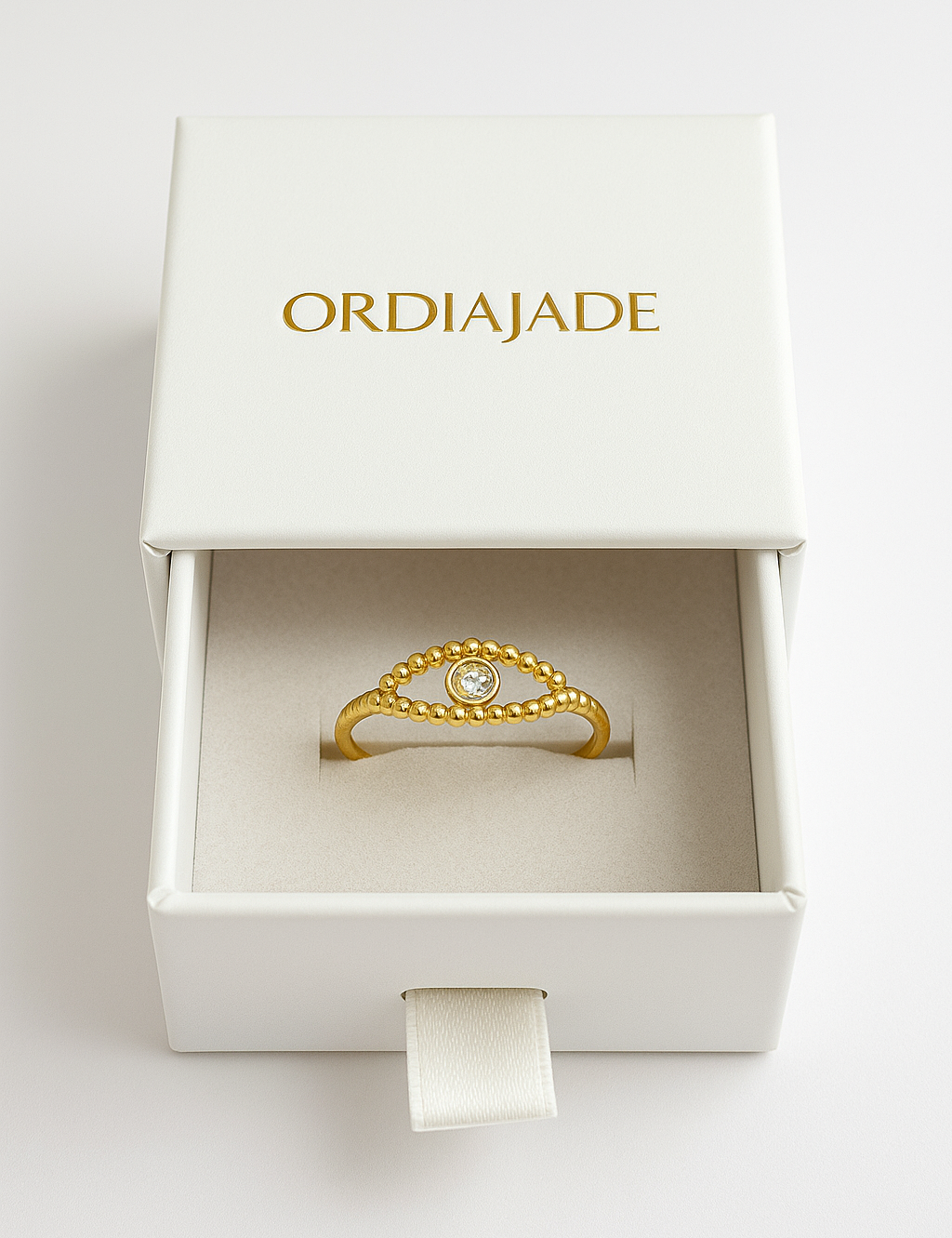 Boîte à bague blanche à tiroir marquée Ordiajade, présentée avec une bague (vendue vide)