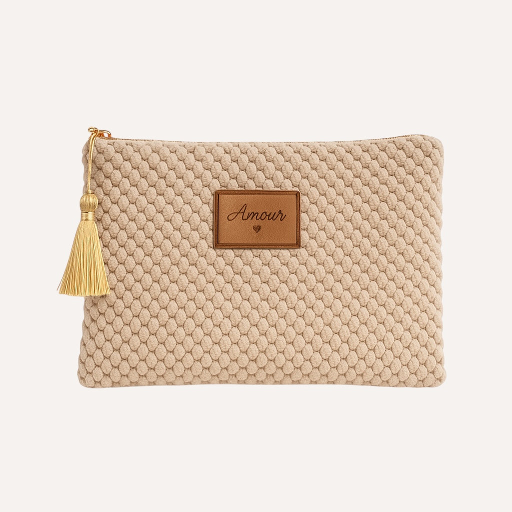 Pochette Cocooning beige clair en tissu texturé à étiquette « Amour » et pompon doré - Ordiajade