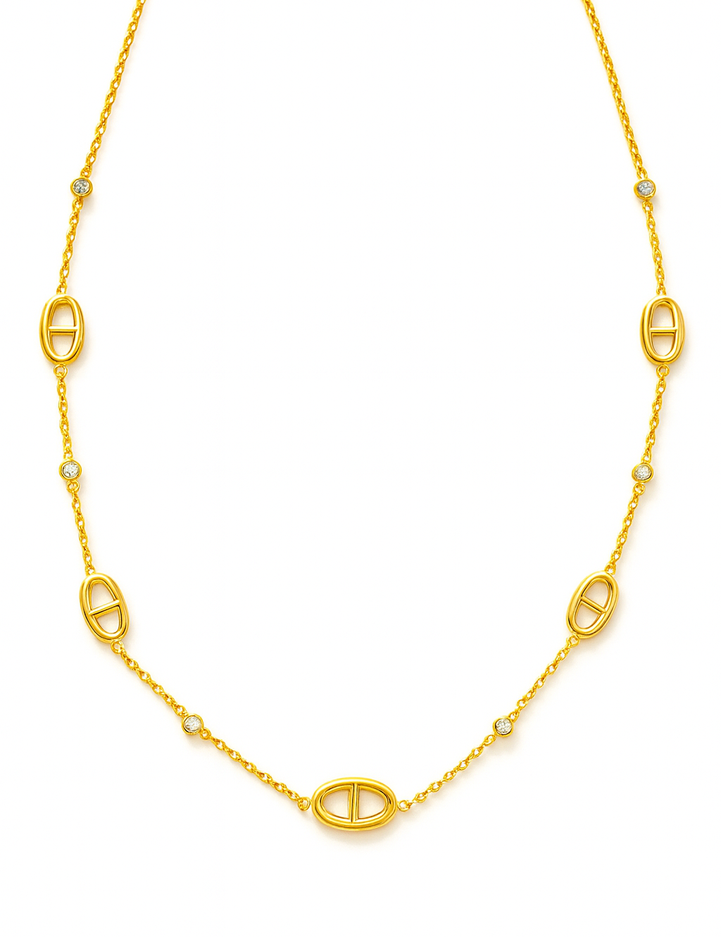 Collier Erika doré avec maillons ovales sur fond blanc