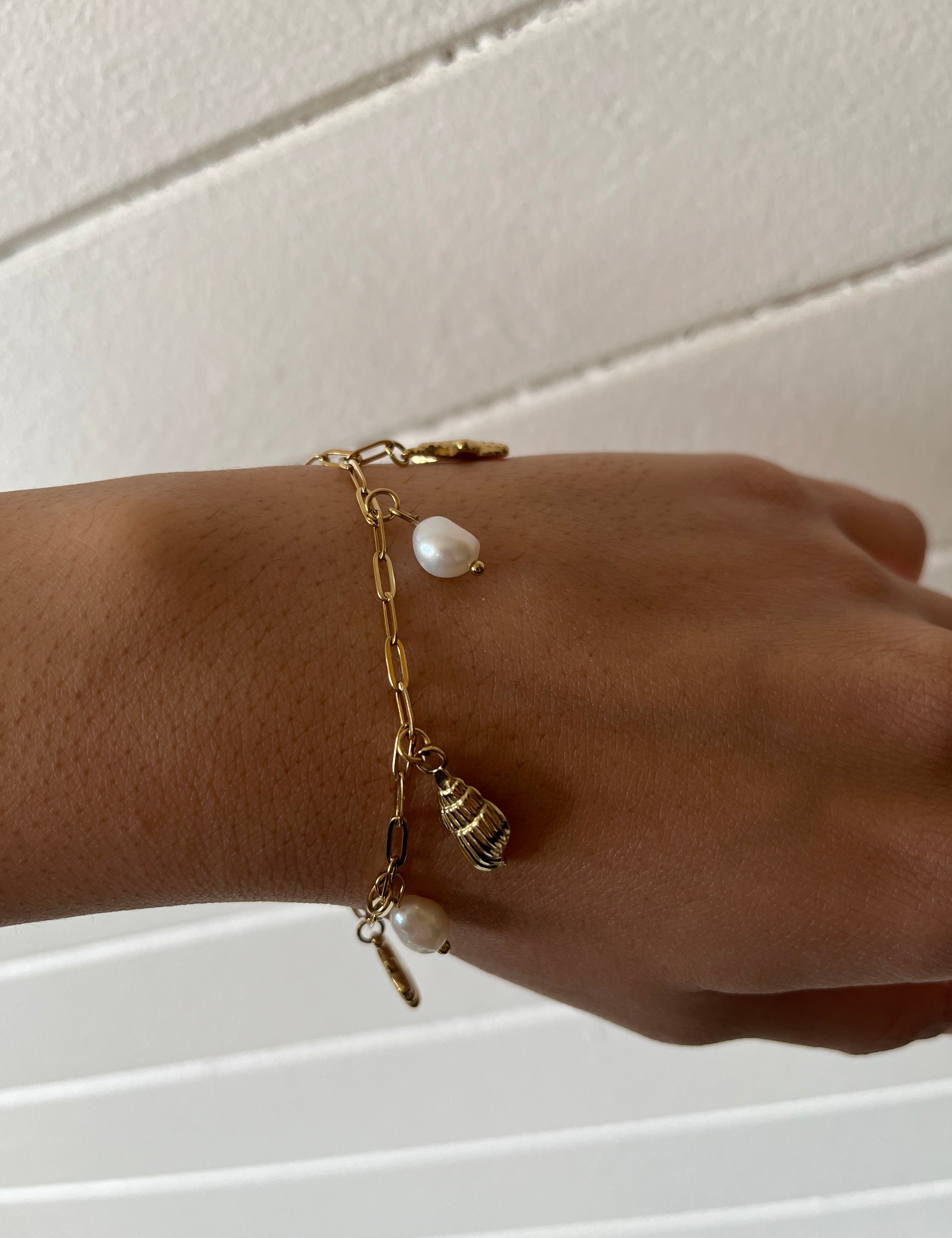 Bracelet Plata doré à breloques marines porté au poignet - Ordiajade