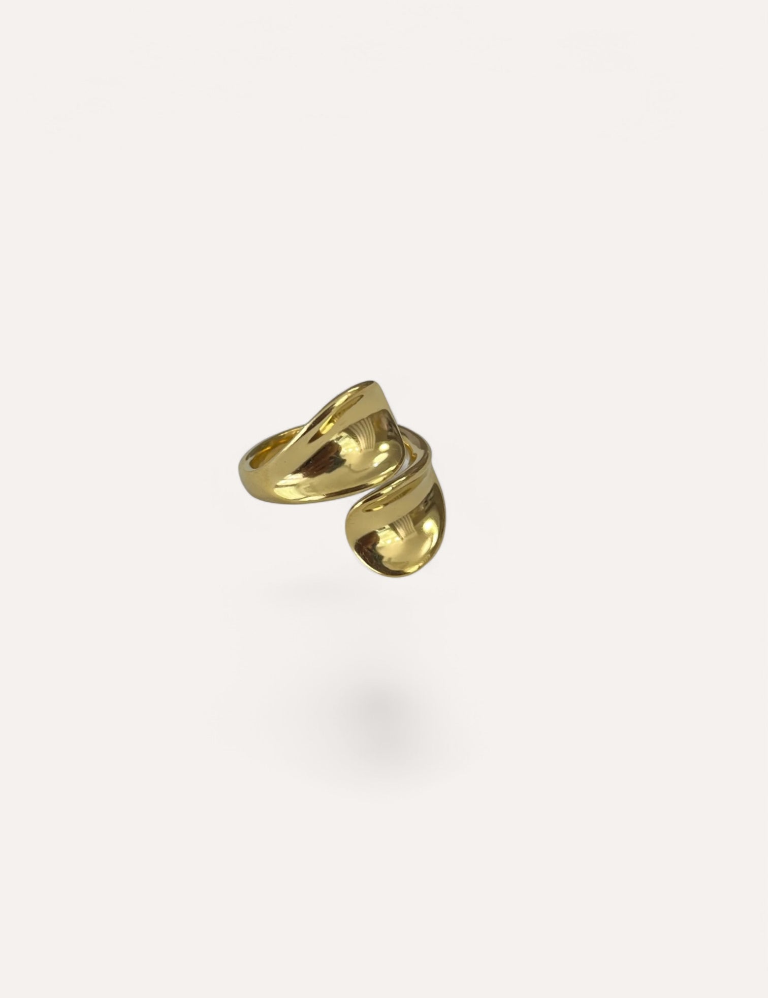 Bague Nua dorée ouverte aux extrémités polies, sur fond clair - Ordiajade