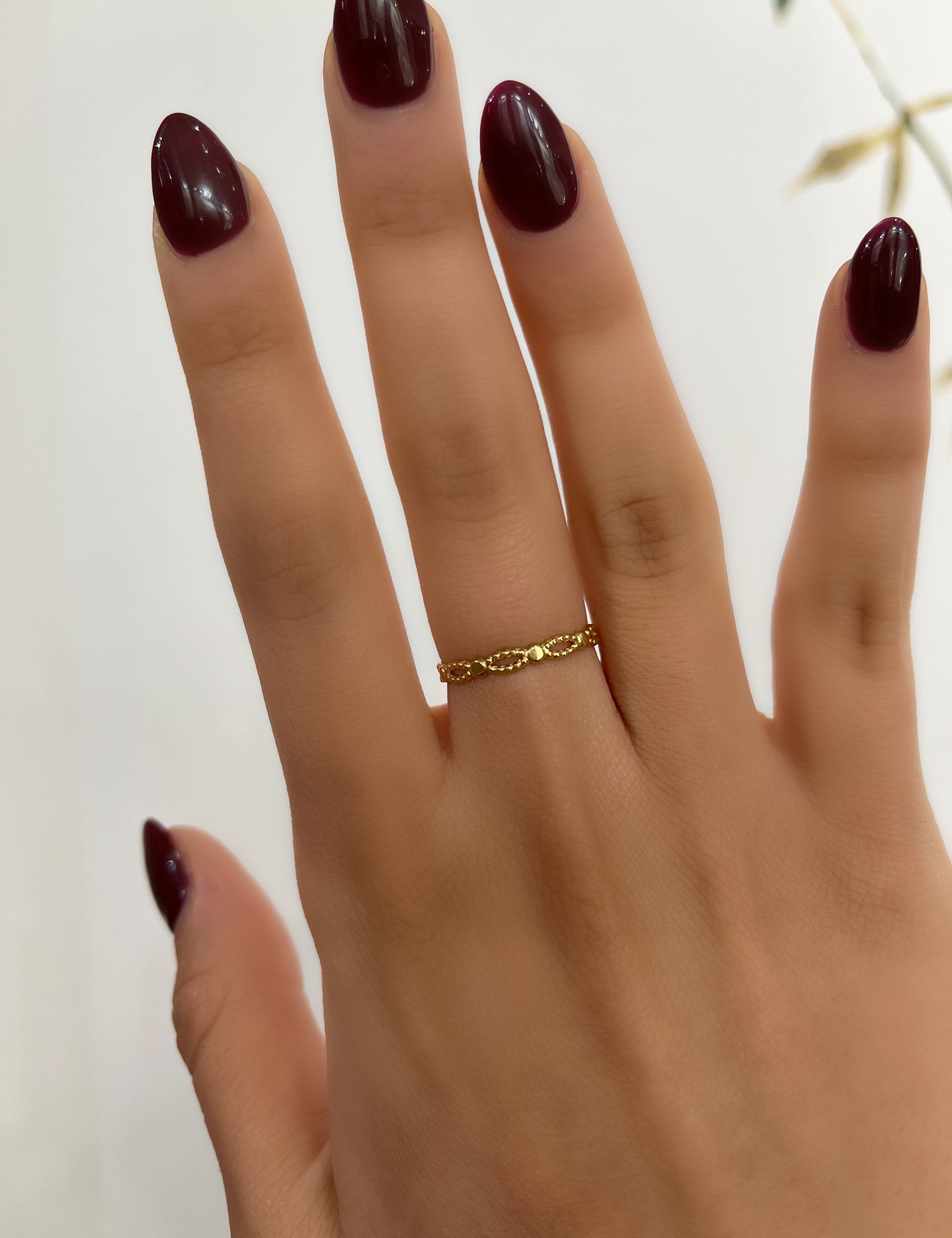 Bague Artemis dorée fine portée au doigt - Ordiajade