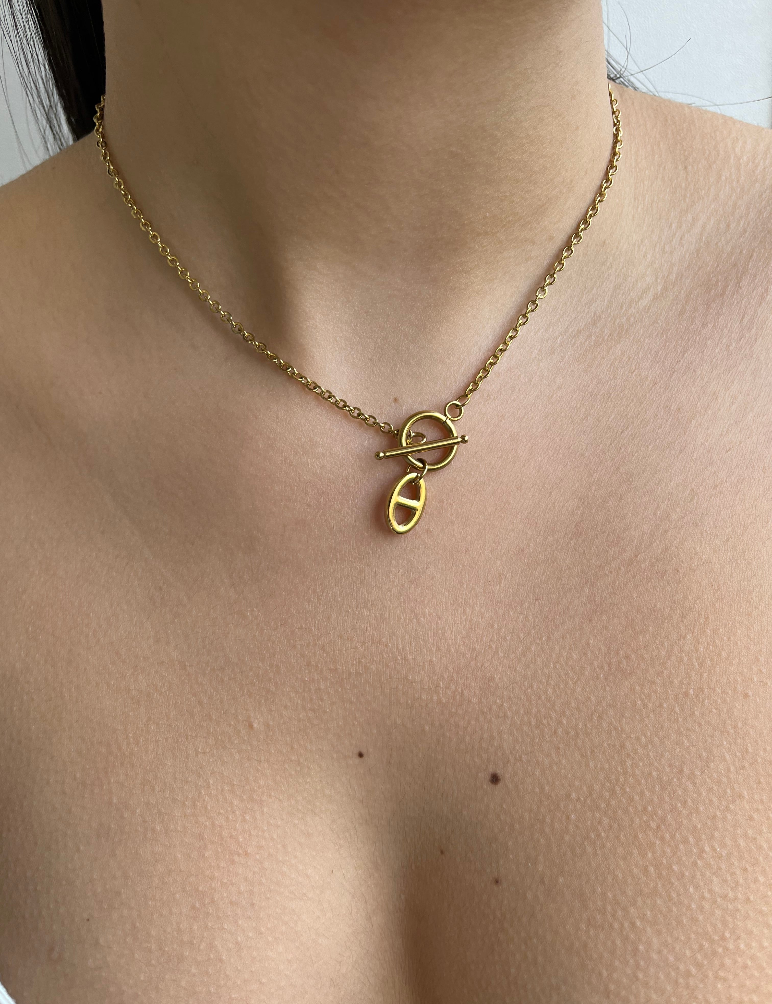 Collier Julianna en acier doré porté au cou