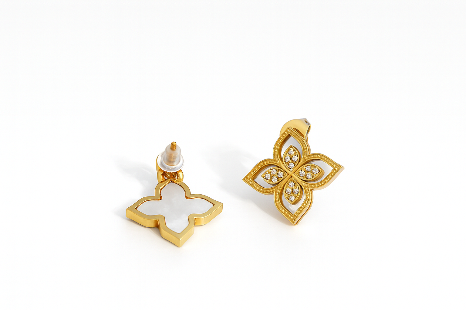 Boucles Lewis dorées en forme de fleur à quatre pétales, sur fond blanc - Ordiajade
