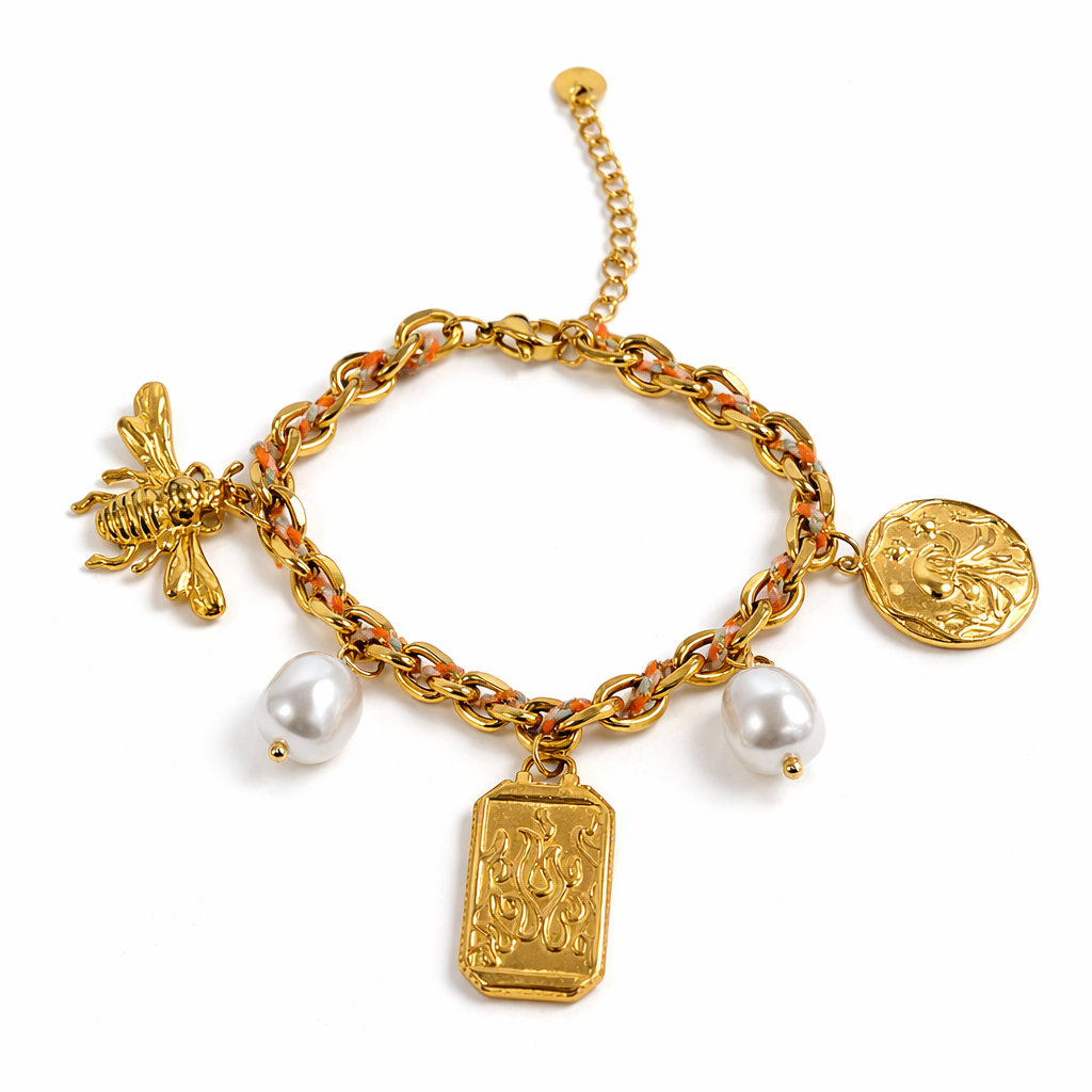 Bracelet Étincelle doré en acier inoxydable avec breloques et perles Ordiajade fond blanc