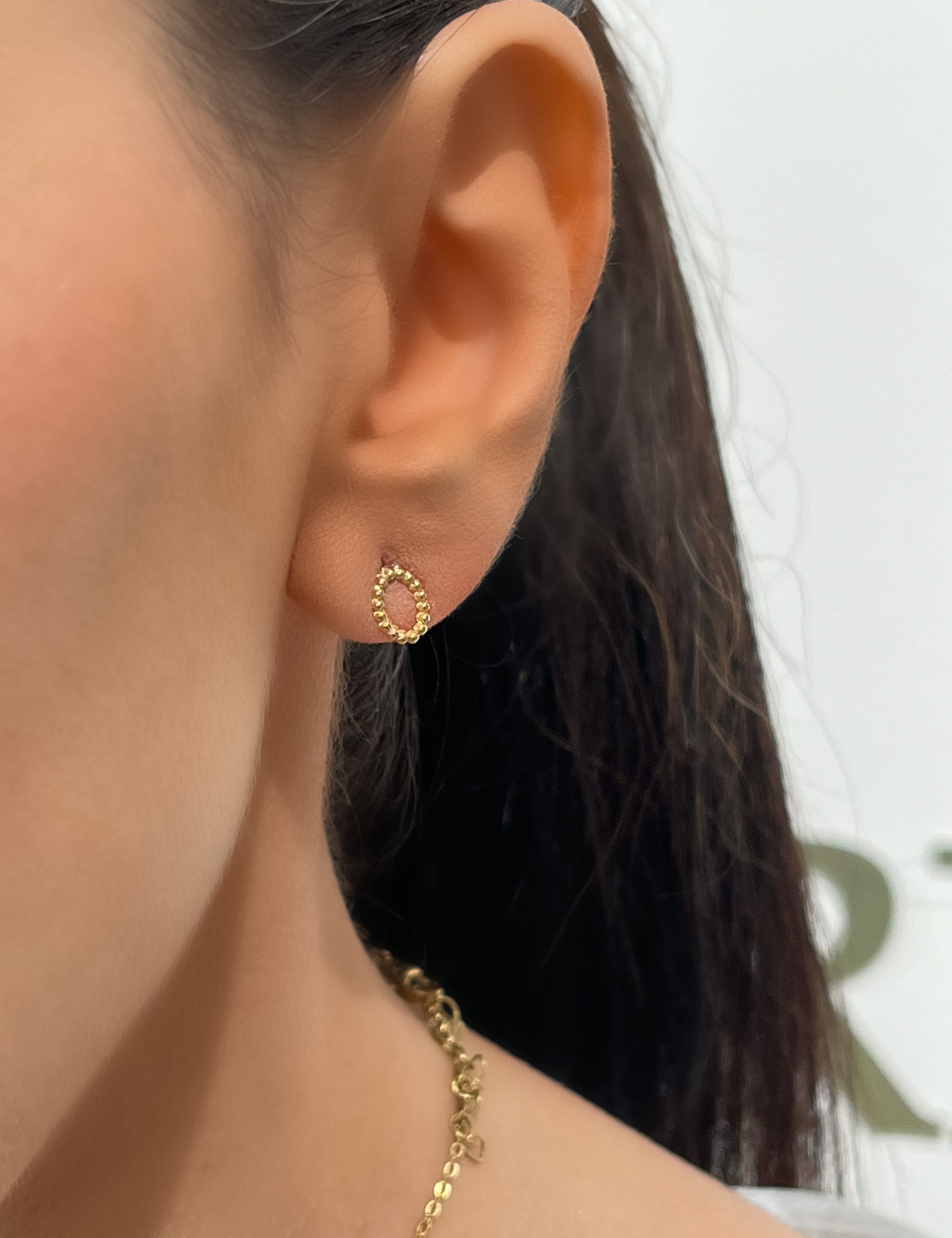 Puce d'oreille Andrea dorée en anneau perlé, vue de profil - Ordiajade