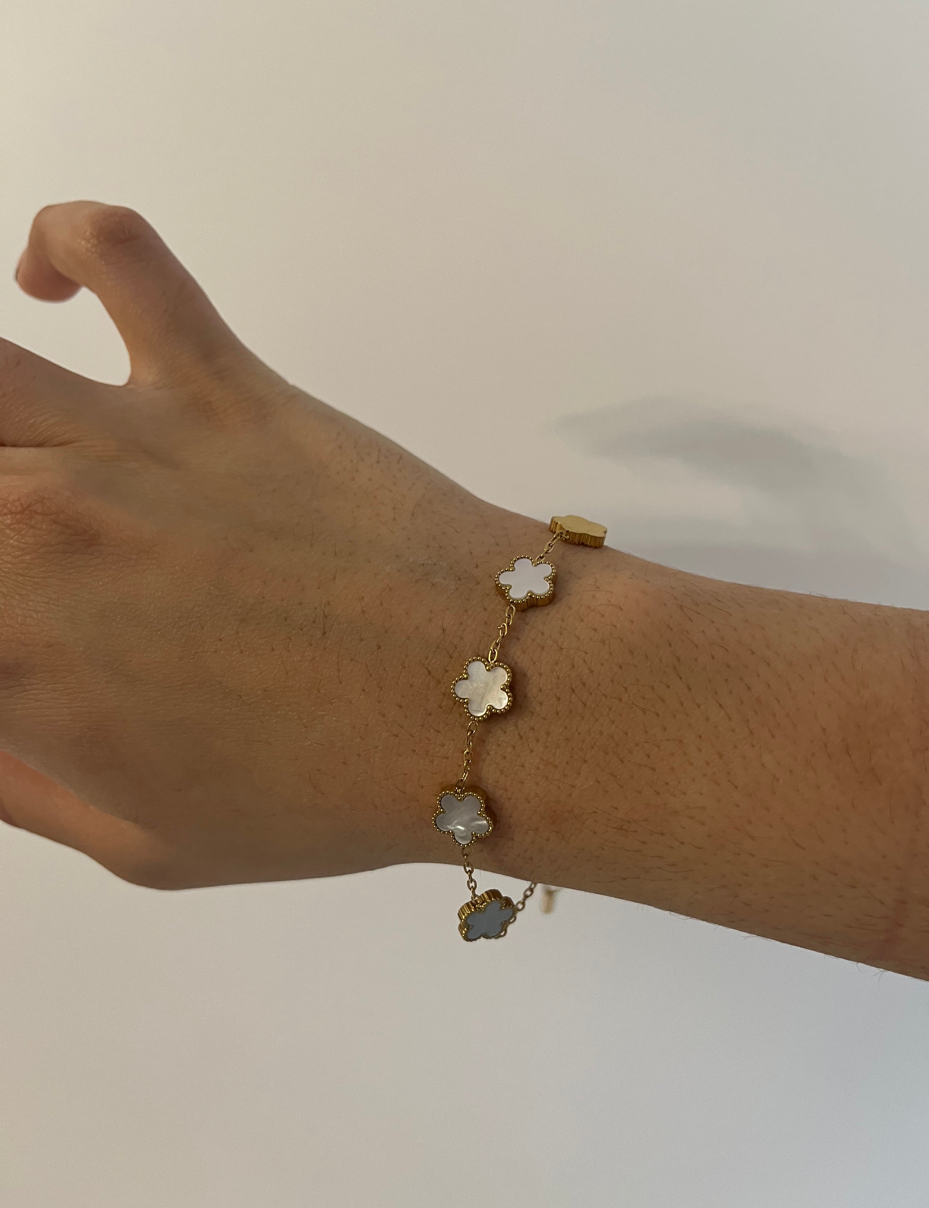 Bracelet fleurs nacre porté au poignet bijou femme acier inoxydable Ordiajade