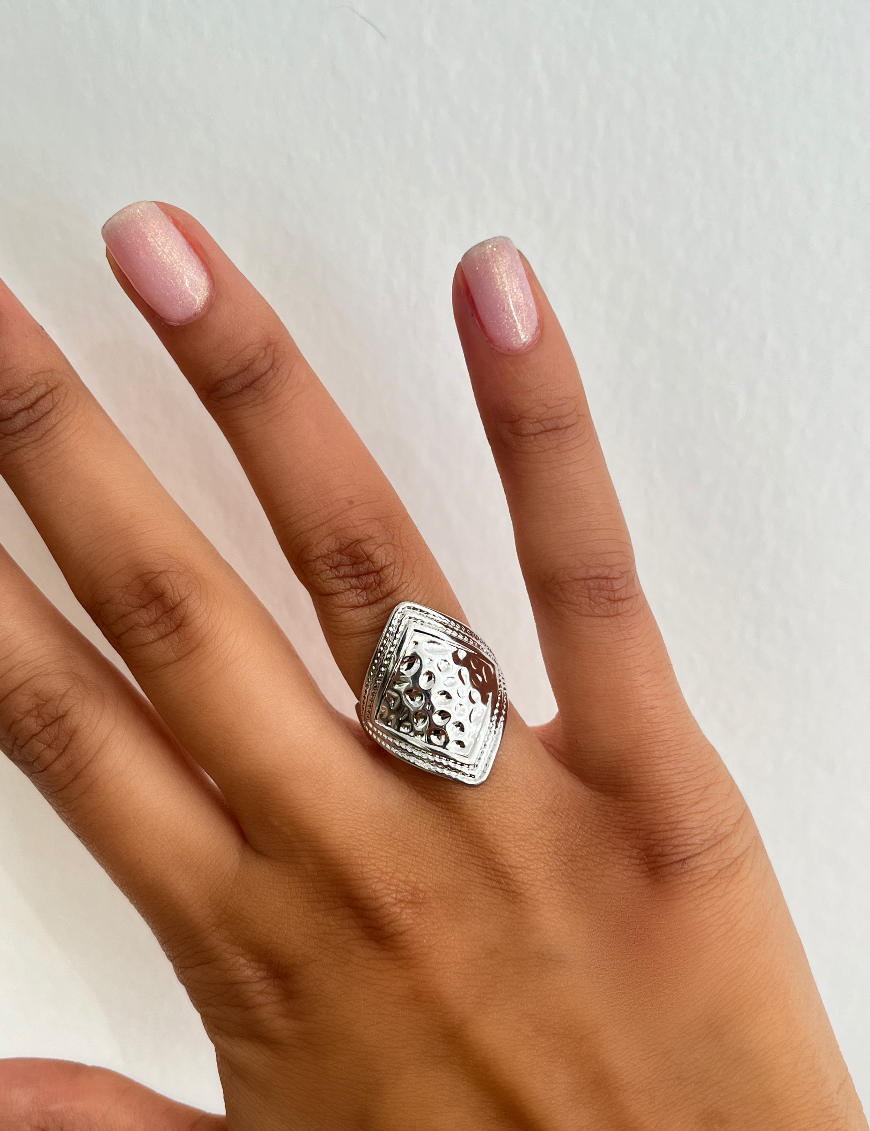 Bague Rituals argentée à plateau ovale texturé, portée au doigt - Ordiajade