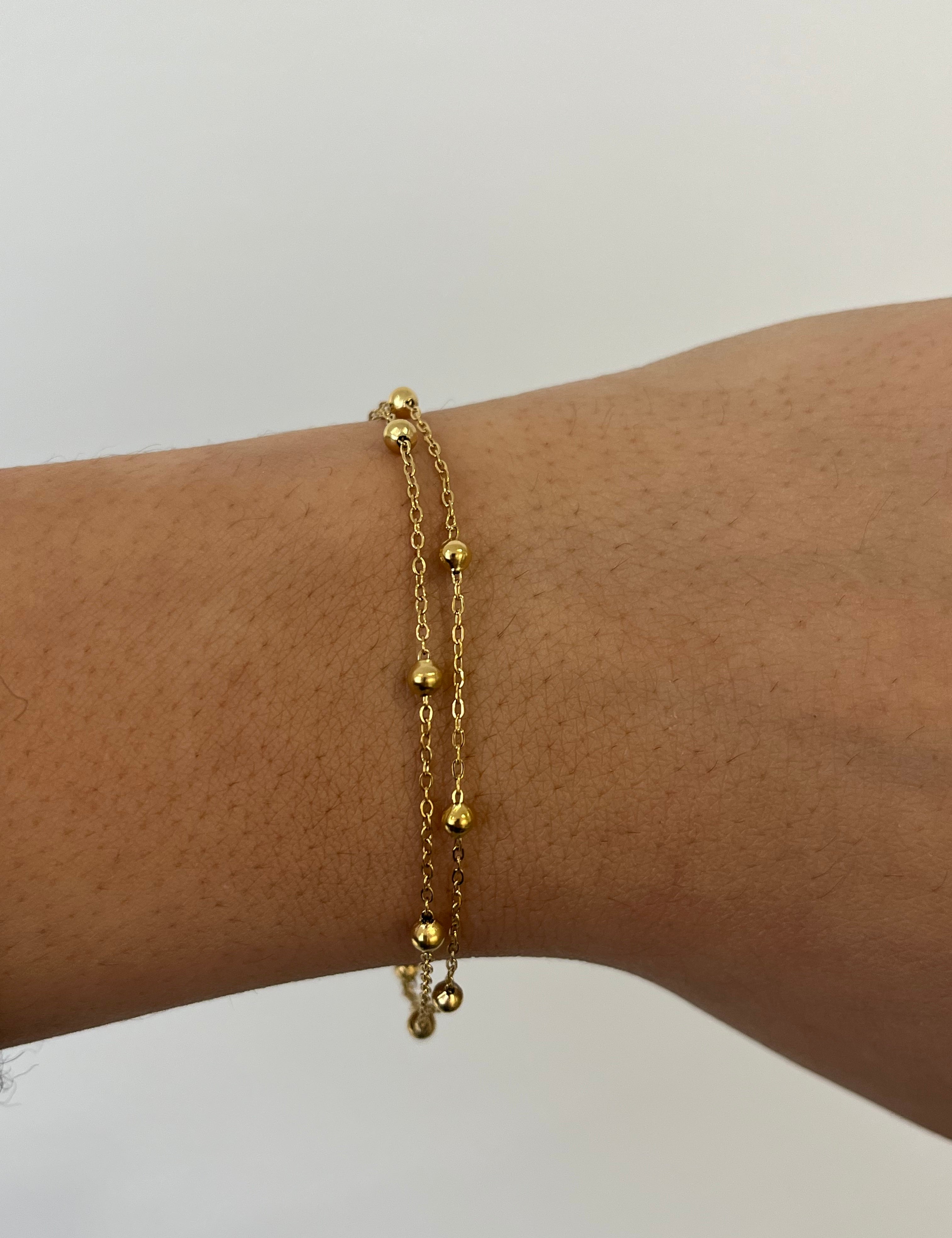 Bracelet Molly doré double chaîne à petites perles porté au poignet - Ordiajade