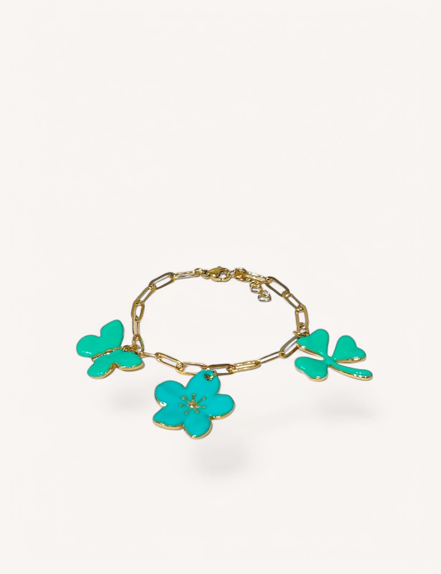 Bracelet Veliana doré à breloques vertes trèfle, papillon et fleur, sur fond blanc - Ordiajade