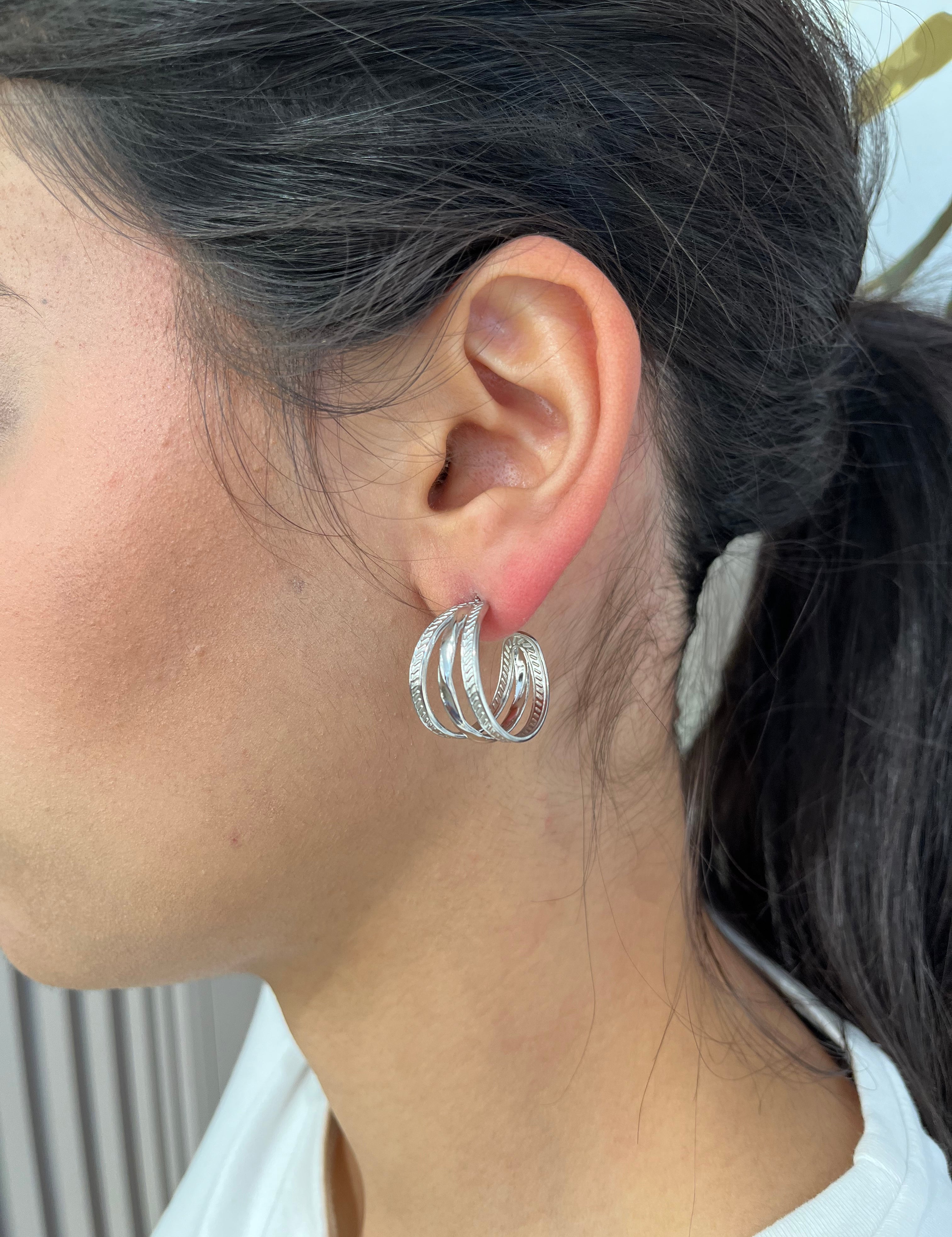 Boucles Success argentées à trois anneaux fins portées à l'oreille - Ordiajade