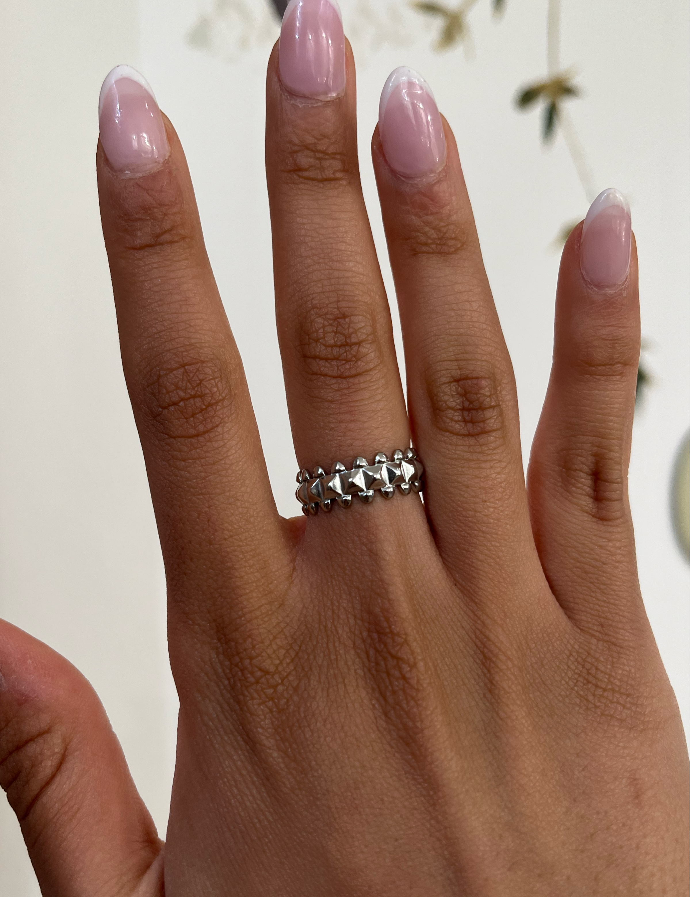 Bague Rolly argentée à motifs en pointe bordés de billes, portée au doigt - Ordiajade