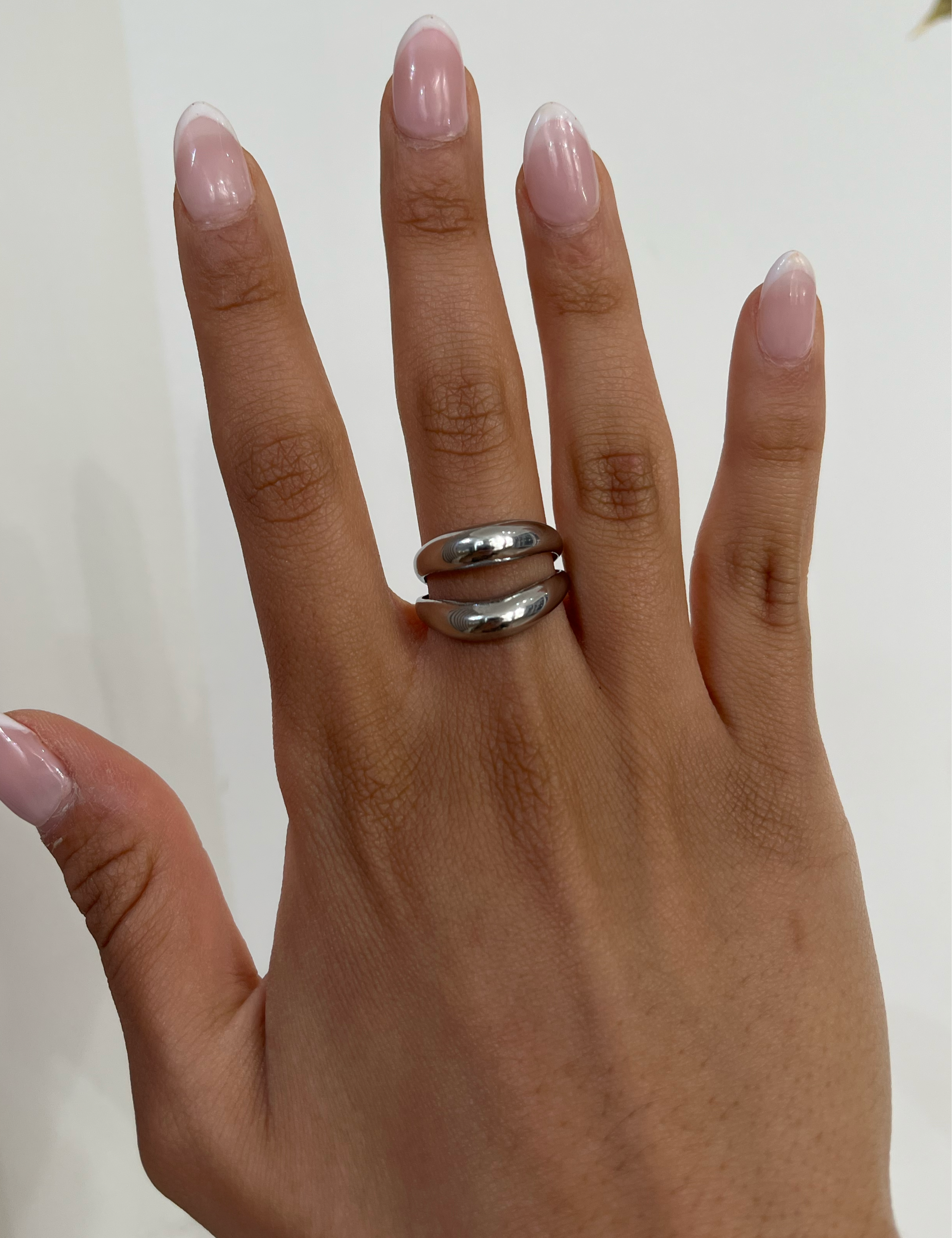 Bague Marina argentée à deux anneaux portée au doigt - Ordiajade