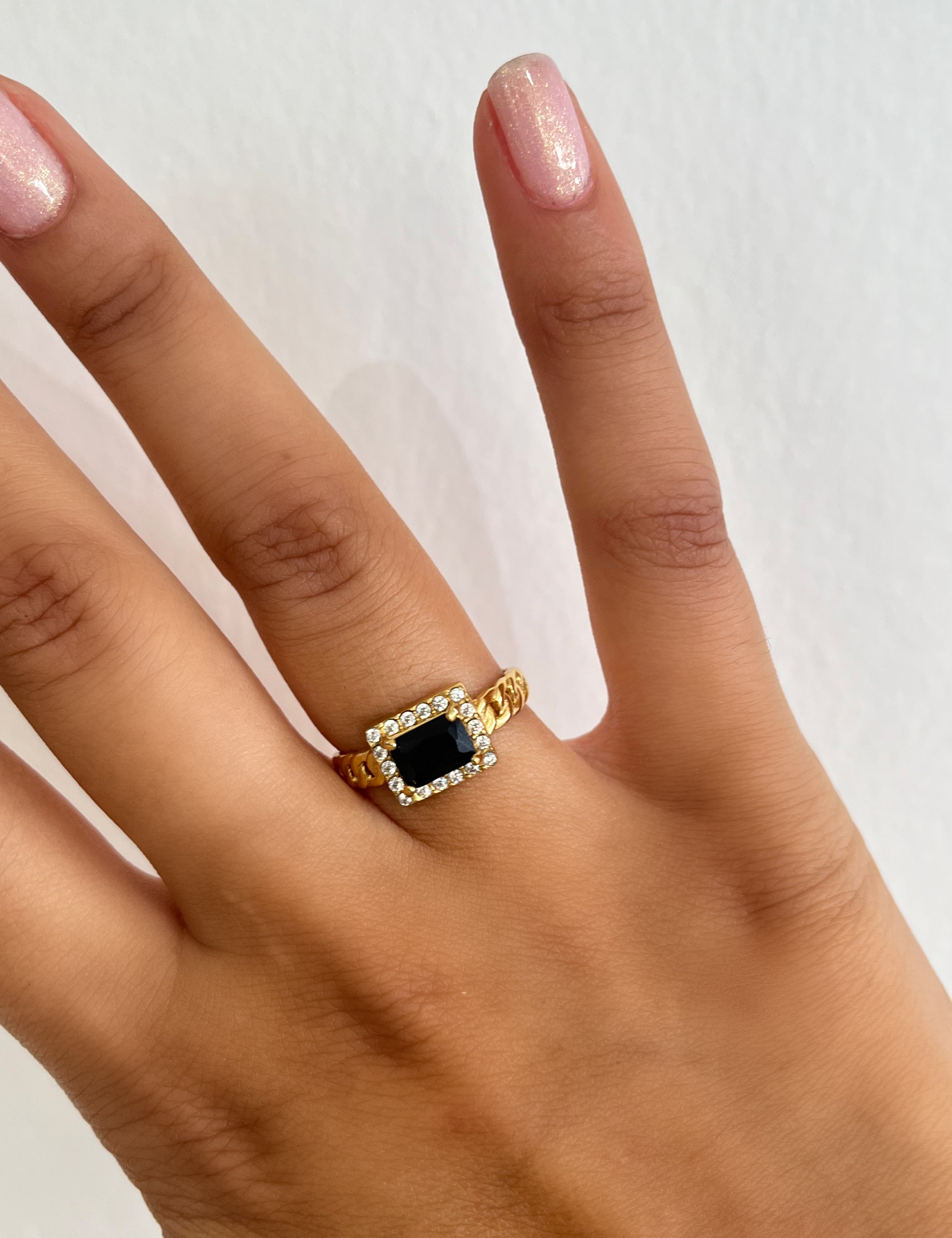 Bague Nora dorée à pierre rectangulaire noire entourée de strass, portée au doigt - Ordiajade