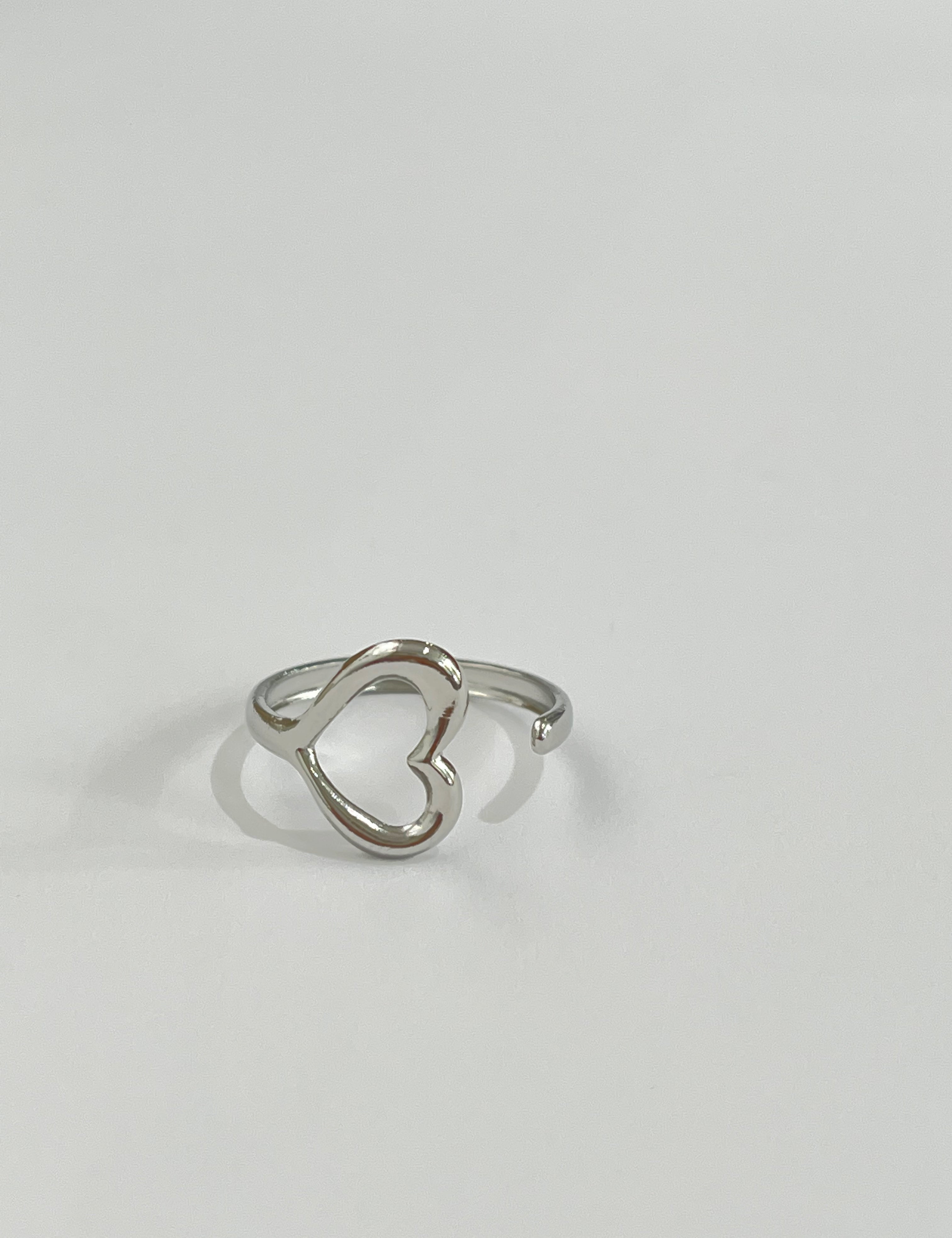 Bague Corazi argentée à petit cœur évidé, sur fond gris - Ordiajade