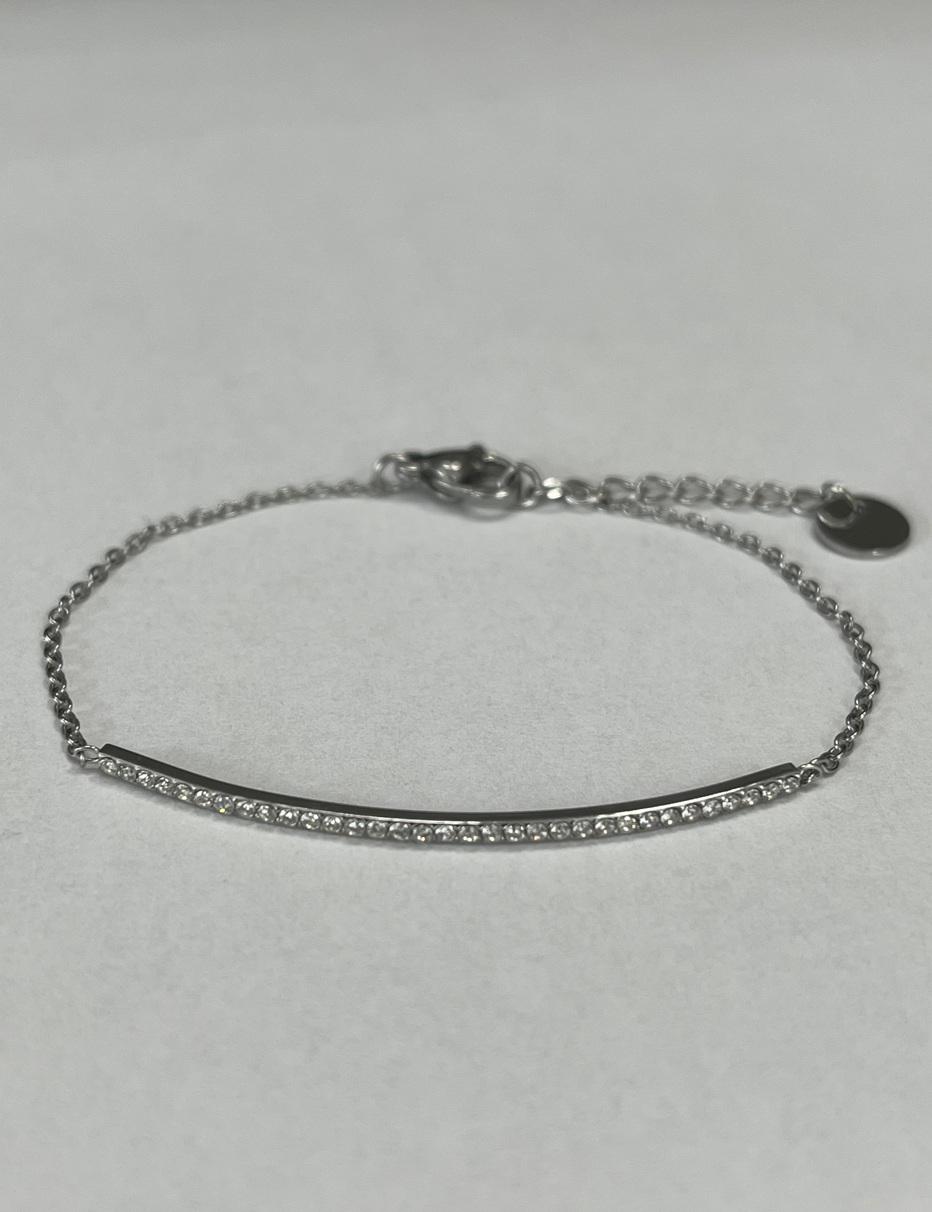 Bracelet Scintillant argenté à barrette sertie de pierres, sur fond gris - Ordiajade