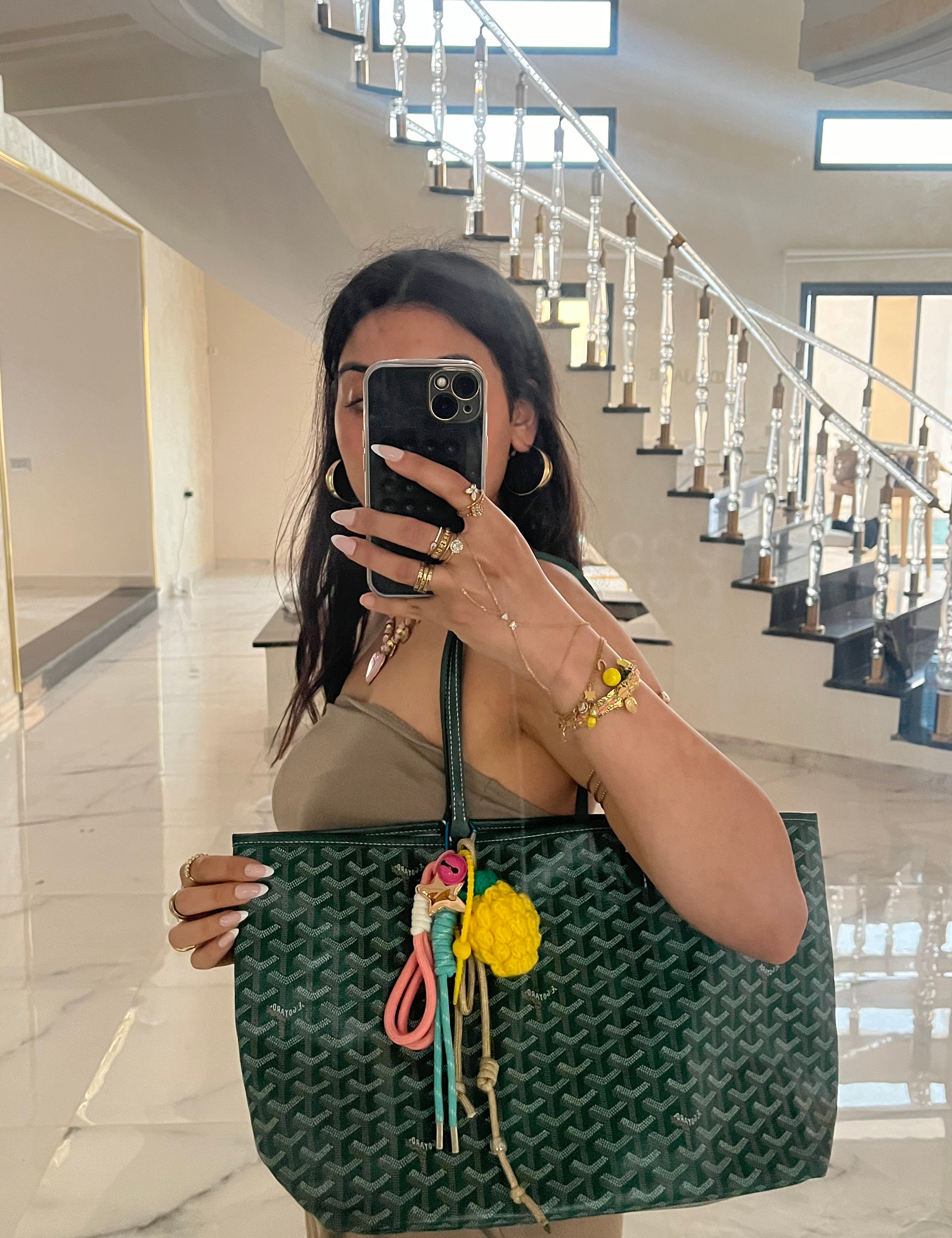 Grigri Lemon Twist à citron en crochet accroché à un sac cabas vert - Ordiajade